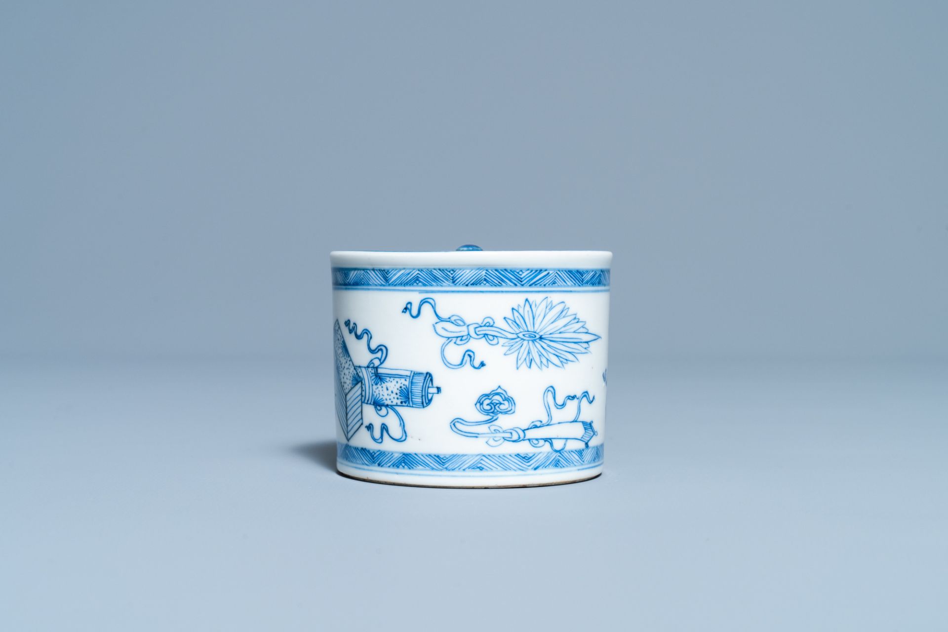 A Chinese blue and white inkwell with antiquities design, Kangxi - Image 5 of 7