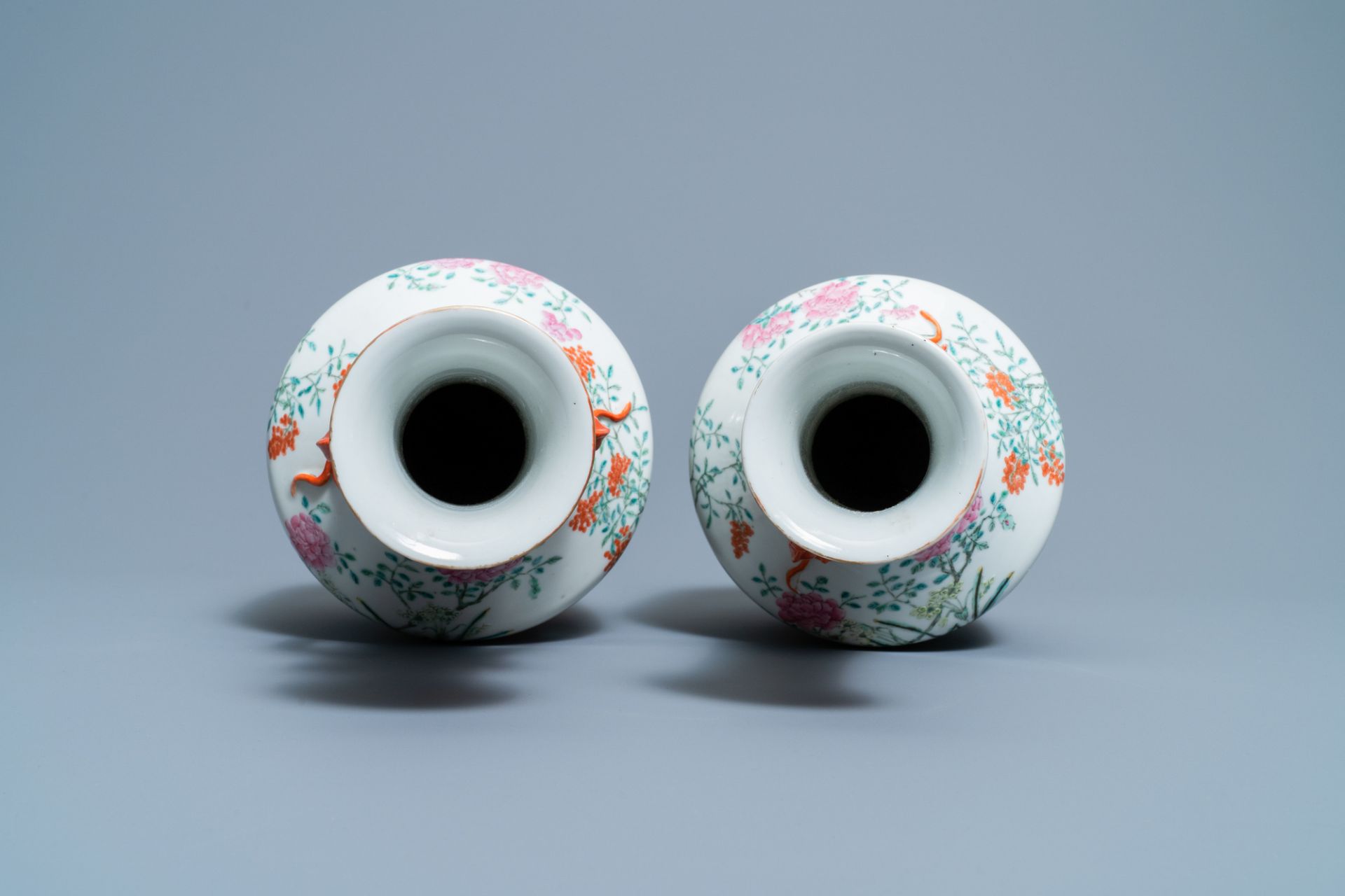 A pair of Chinese famille rose 'floral scenery' vases, Jiaqing mark, 19th C. - Bild 5 aus 6