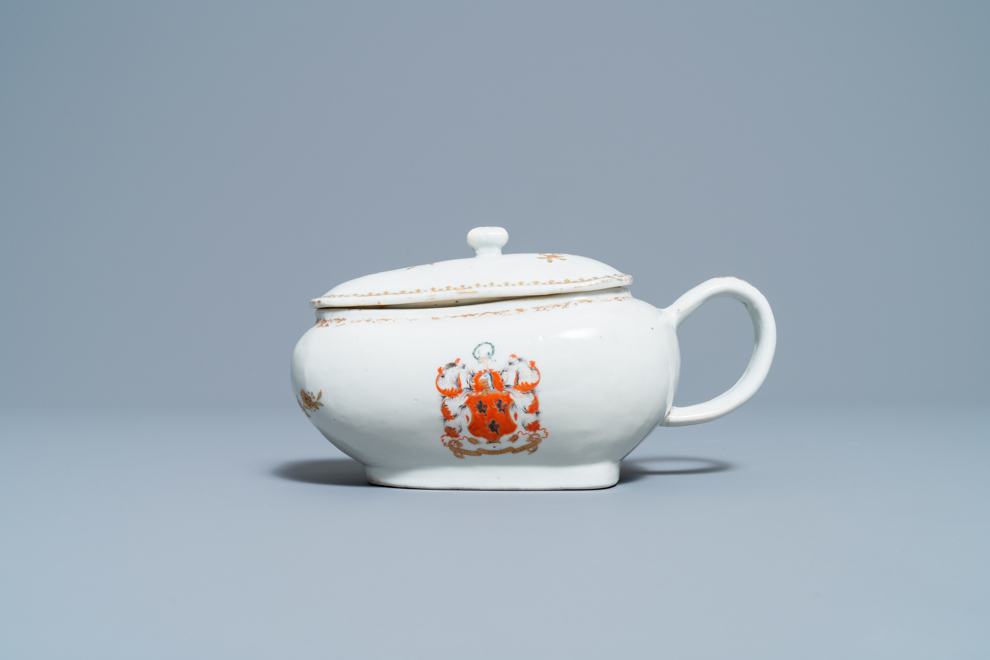 A Chinese Scottish market Ross of Balnagowan armorial sauceboat and cover, Qianlong - Image 2 of 7