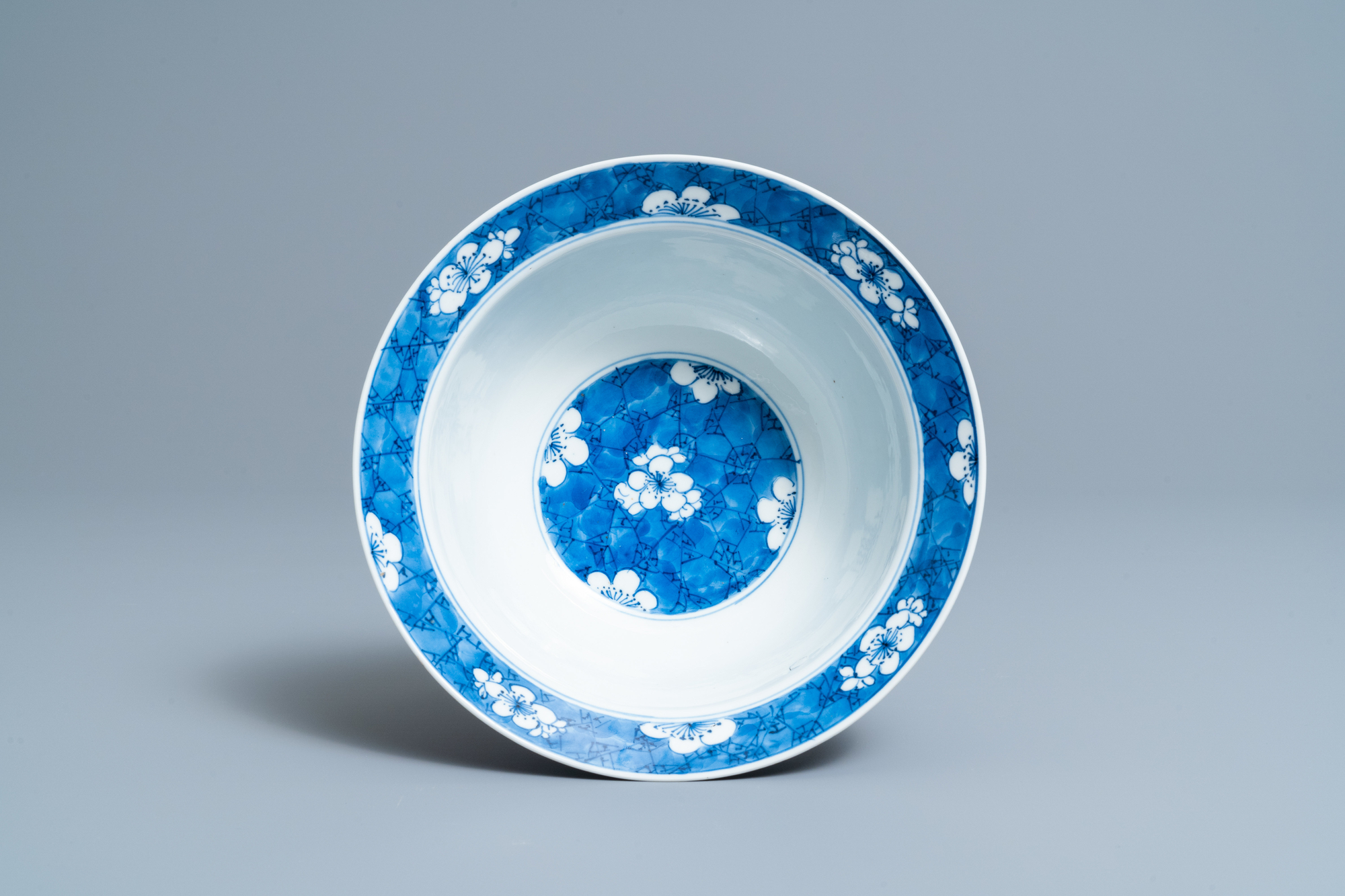 A Chinese blue and white 'prunus on cracked ice' bowl, Kangxi - Image 6 of 7