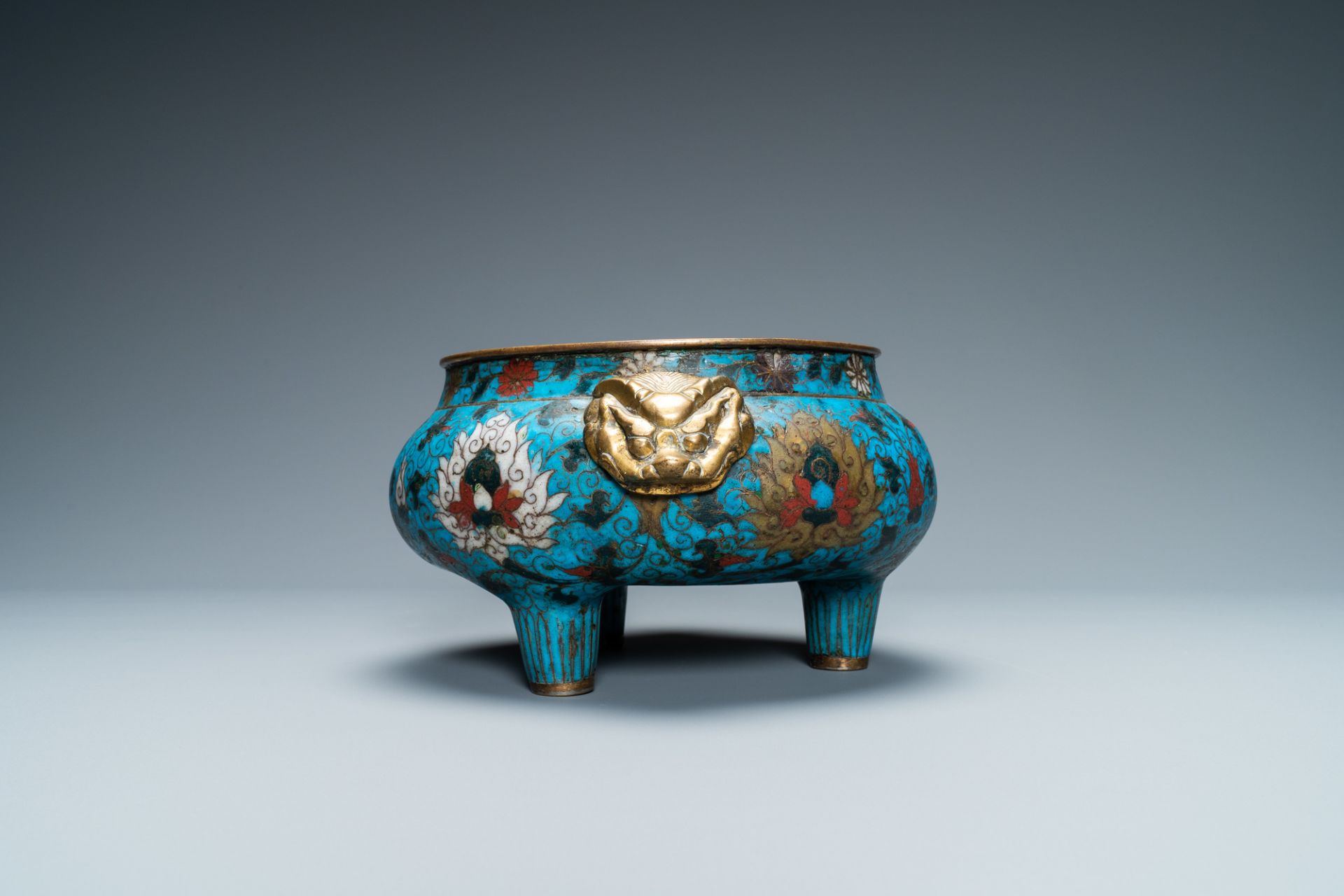 A large Chinese cloisonne tripod censer, Ming - Bild 3 aus 12