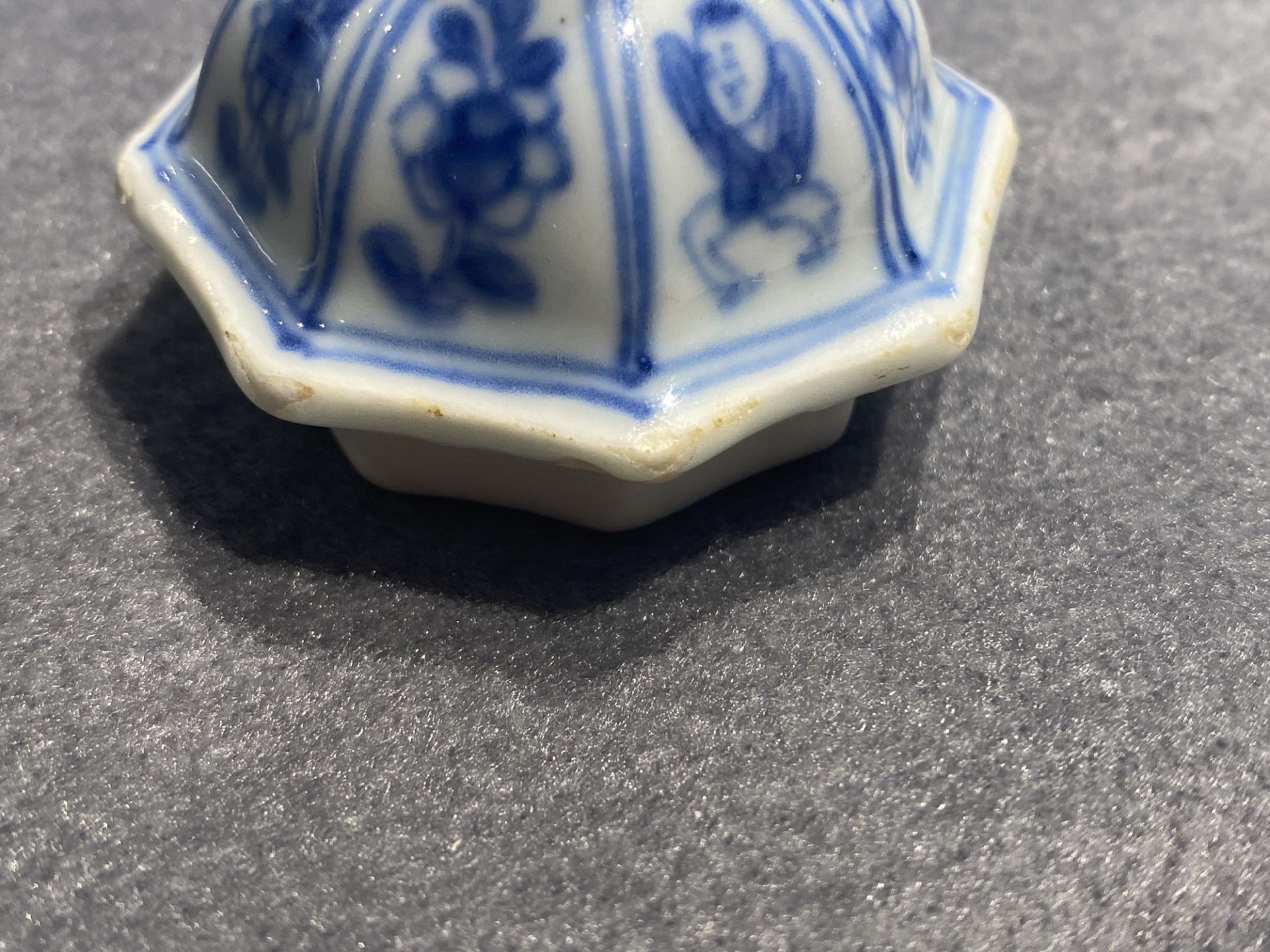 A Chinese blue and white teapot and cover, Kangxi - Image 14 of 15