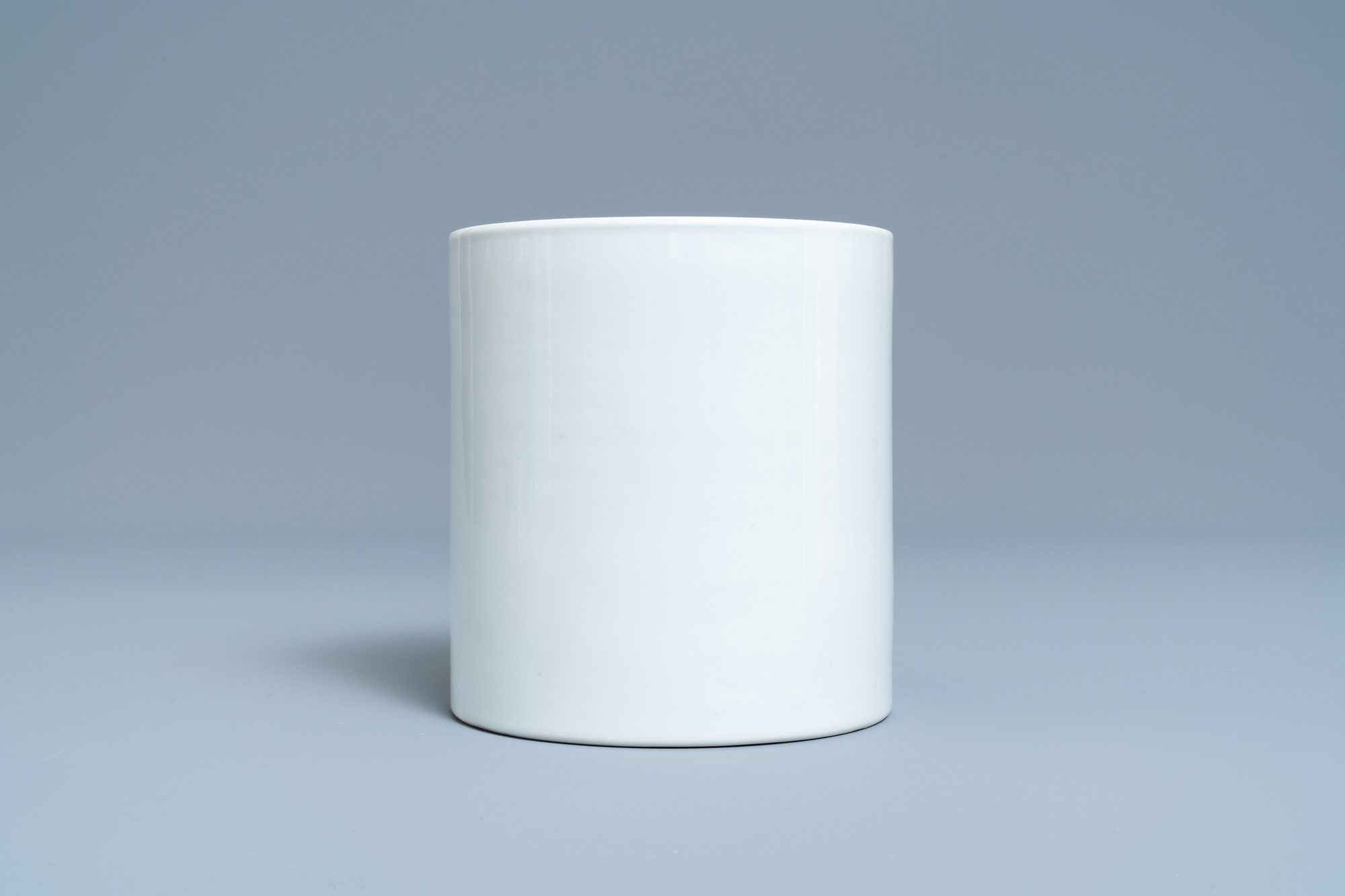 A Chinese monochrome white brush pot, 19/20th C. - Image 2 of 7
