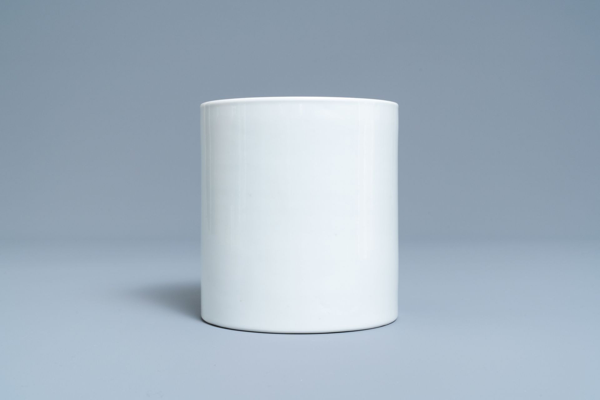 A Chinese monochrome white brush pot, 19/20th C. - Image 2 of 7