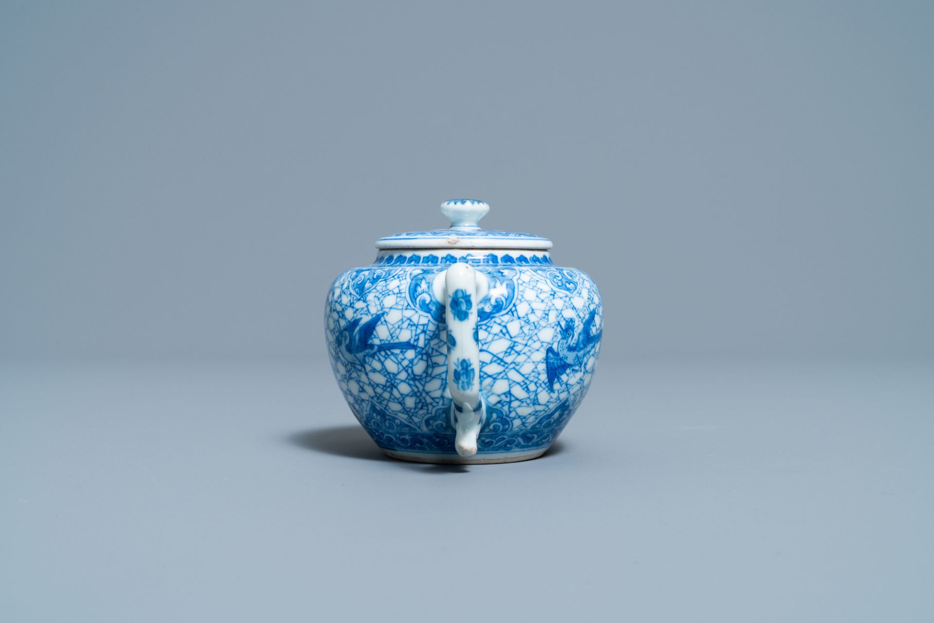 A Chinese blue and white teapot and cover, Kangxi - Image 3 of 7