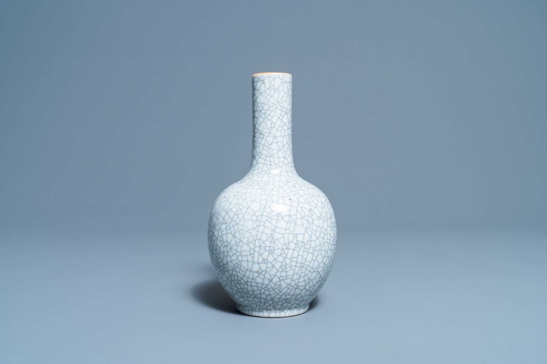 A Chinese monochrome crackle-glazed bottle vase, 19th C. - Image 2 of 6