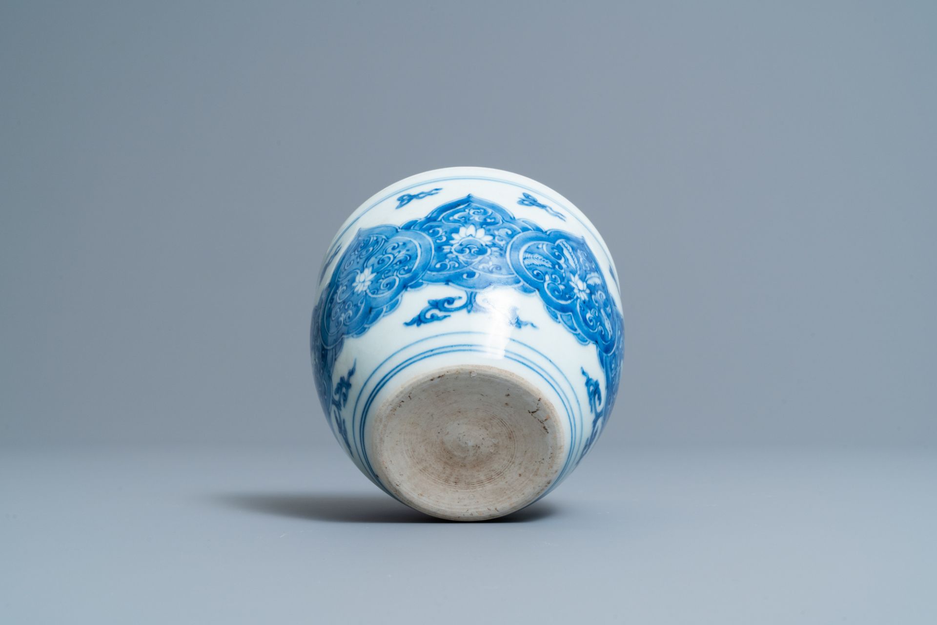 A small Chinese blue and white jardiniere, Kangxi - Image 6 of 7
