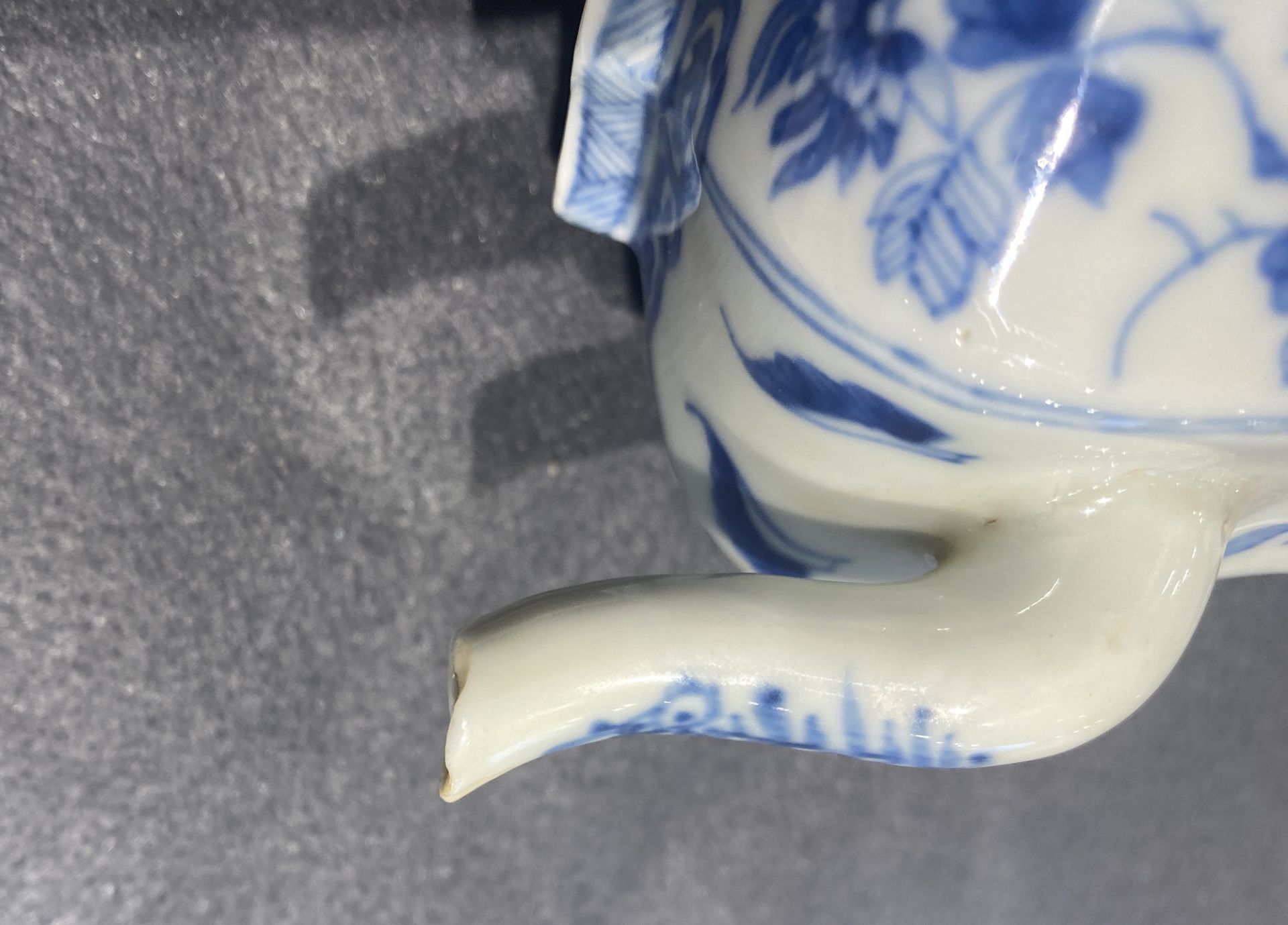 A Chinese blue and white teapot and cover, Kangxi - Image 12 of 15