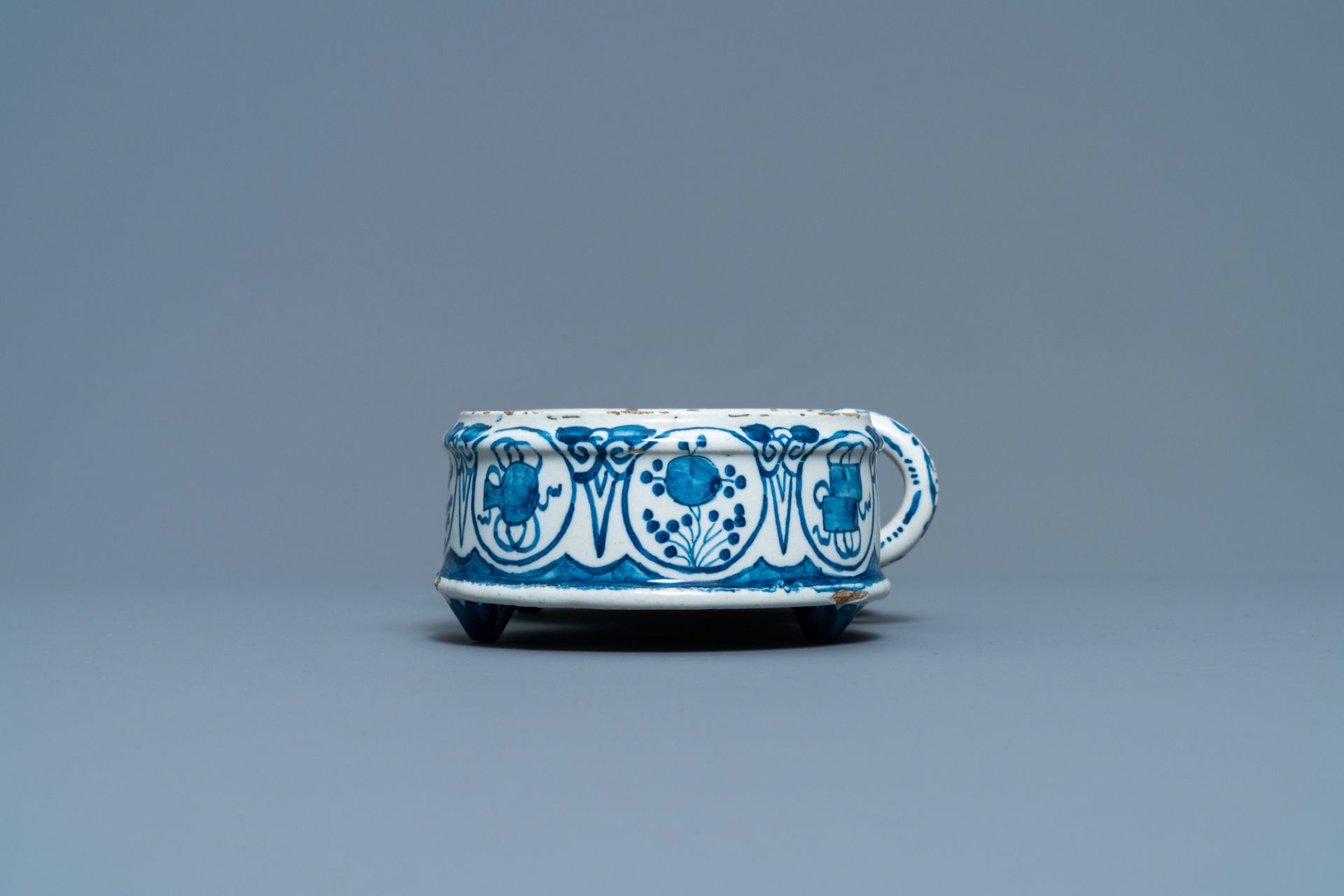 A Dutch Delft blue and white cruet set on stand, 2nd quarter 18th C. - Bild 5 aus 13