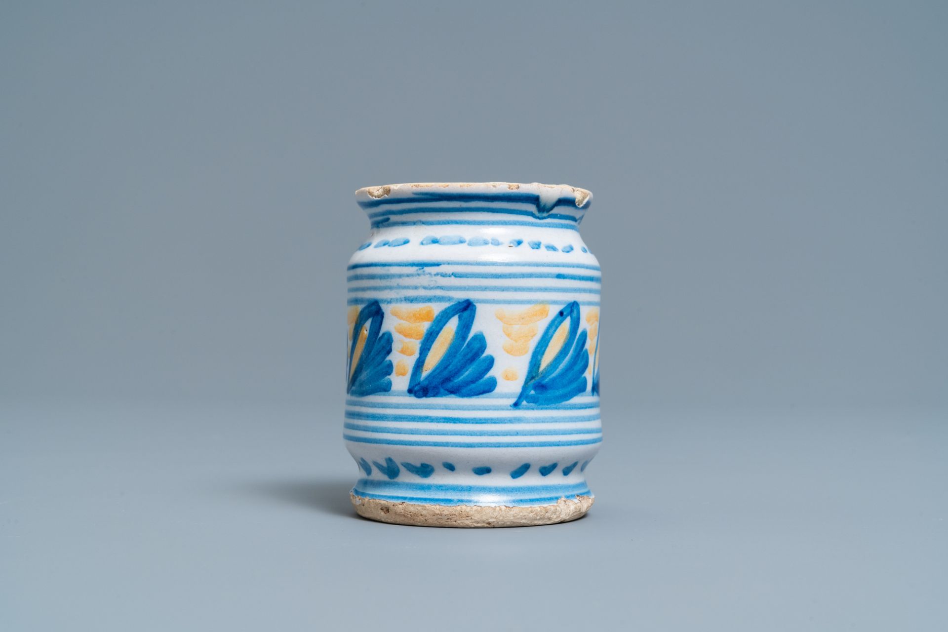 A polychrome maiolica albarello-type ointment jar, Northern Netherlands, ca. 1600 - Bild 5 aus 7