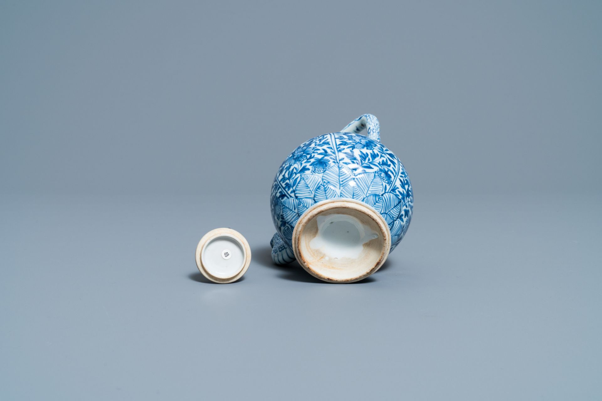 A Chinese blue and white teapot and cover, Kangxi - Image 7 of 7