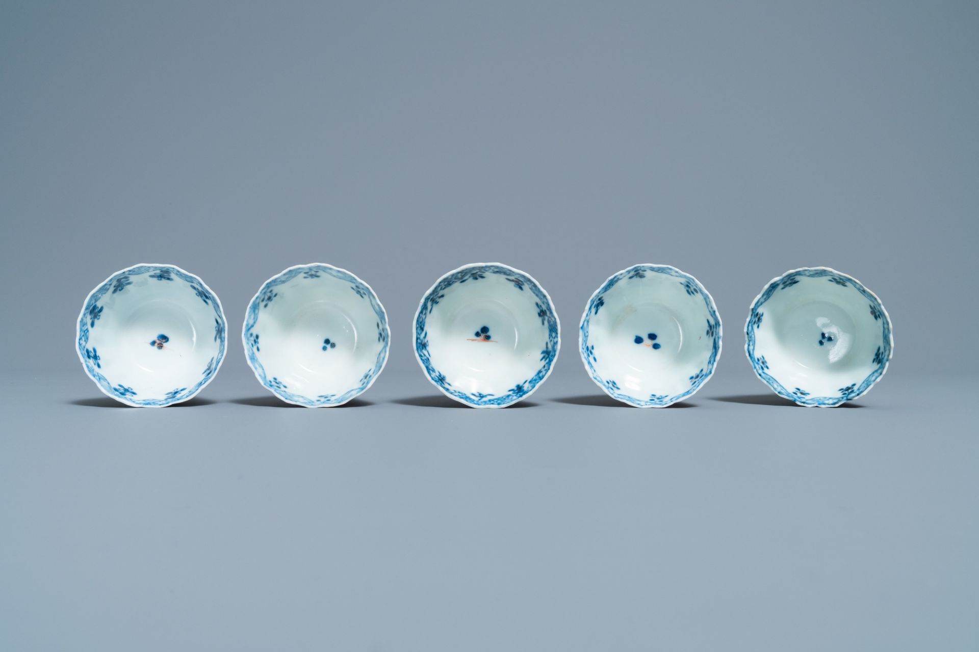 Five Chinese Imari-style cups and saucers, Kangxi - Image 8 of 9