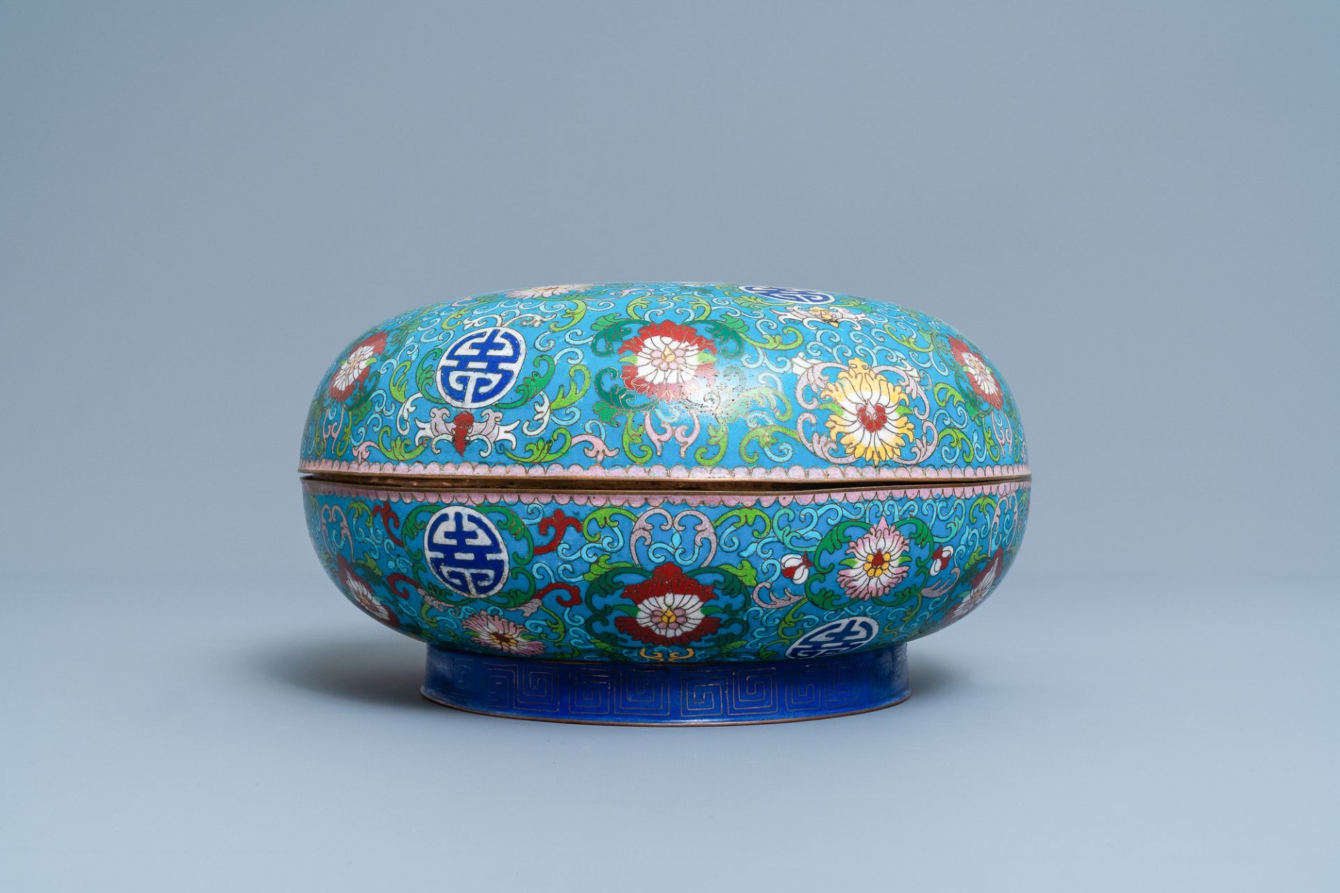 A round Chinese cloisonne box and cover, 19th C. - Bild 4 aus 15