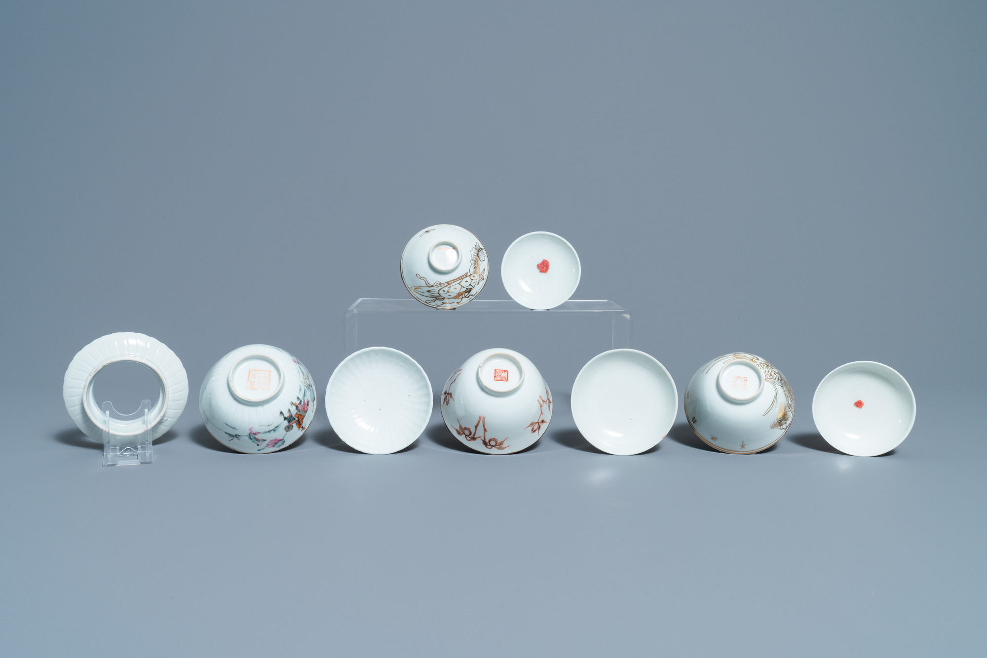 Eight Chinese famille rose and iron-red covered bowls with two stands, 19th C. - Image 7 of 15