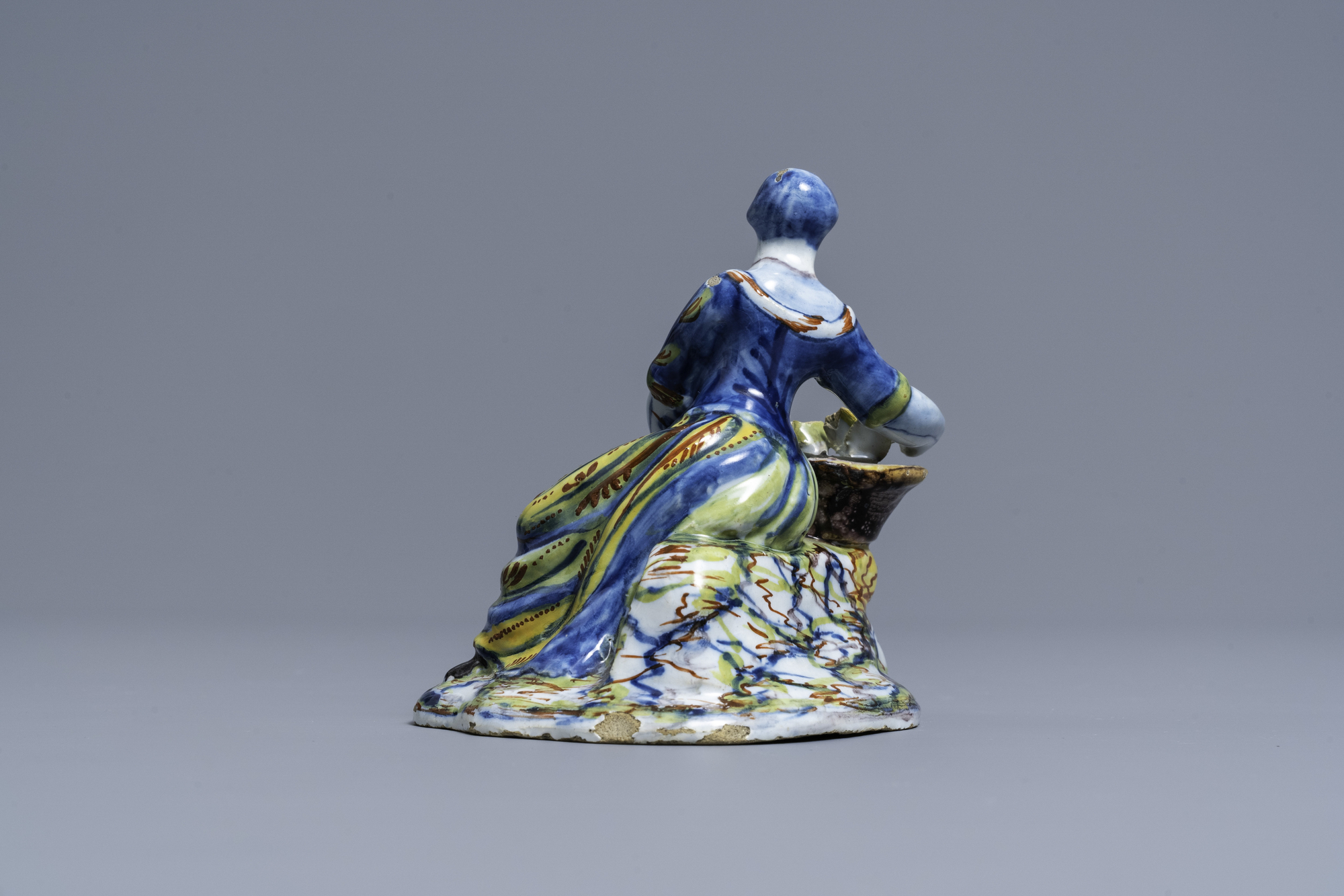 A polychrome Dutch Delft figure of a lady selling flowers, 18th C. - Image 4 of 6