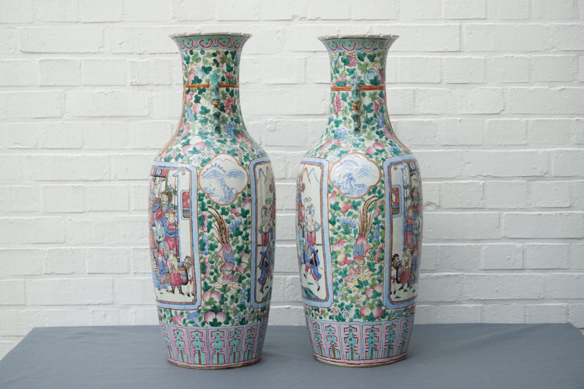 A pair of Chinese famille rose vases with court and warrior scenes, 19th C. - Image 10 of 12