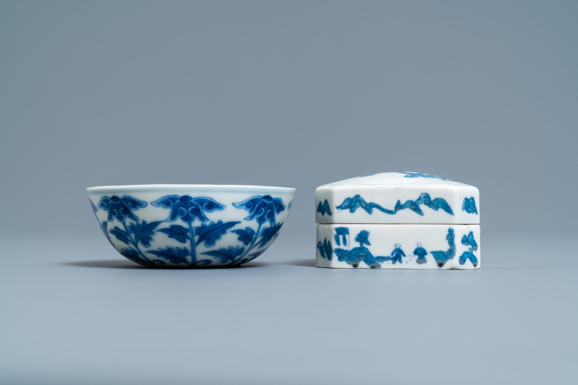 A Chinese blue and white plate, a bowl and a box and cover, Qianlong and Guangxu mark, 19/20th C. - Image 6 of 9