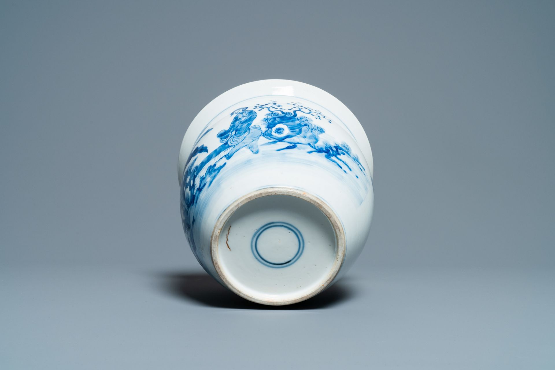 A Chinese blue and white jardiniere and two famille verte bowls, 19/20th C. - Image 7 of 13