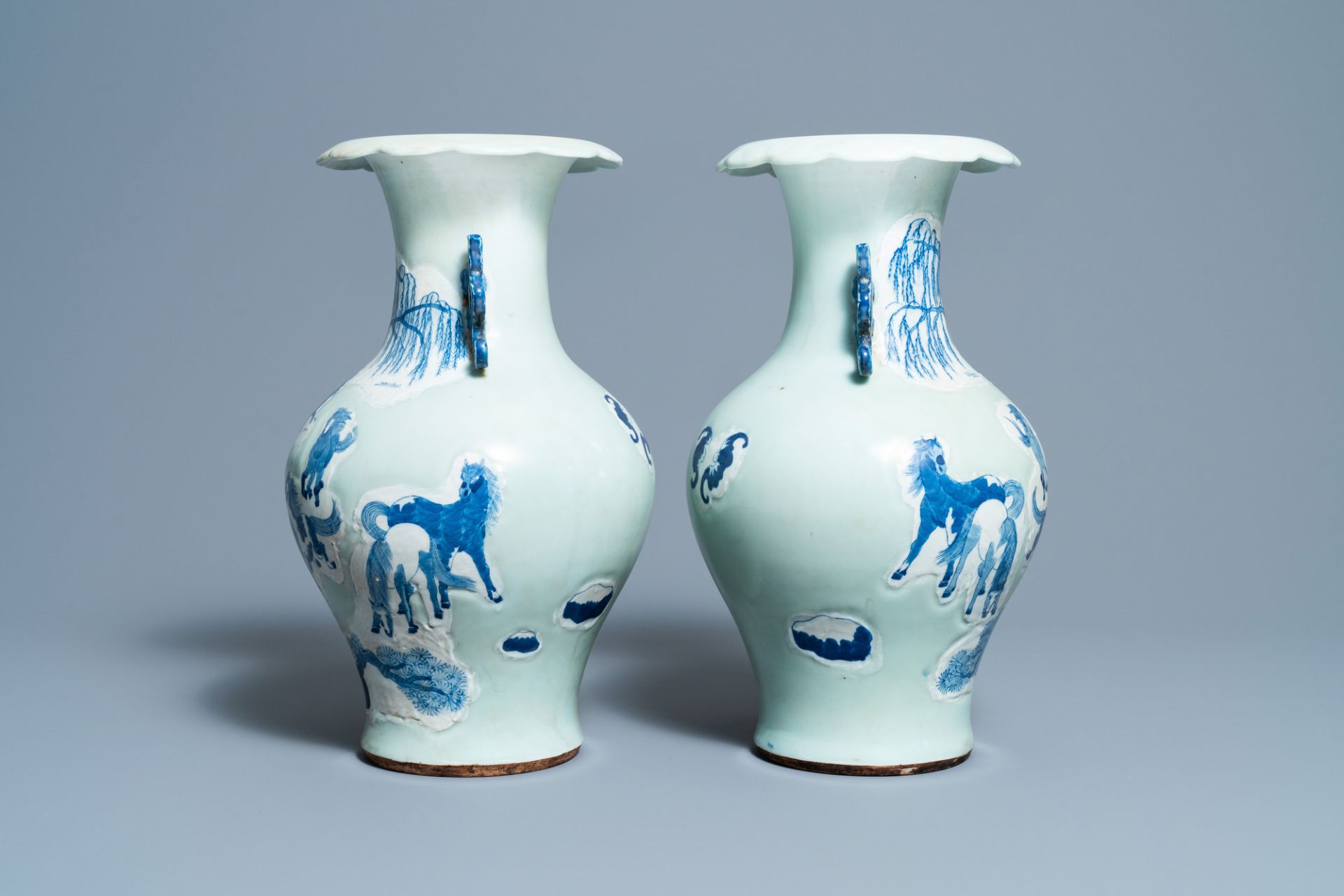 A pair of Chinese blue and white celadon 'horse' vases, 19th C. - Bild 2 aus 6