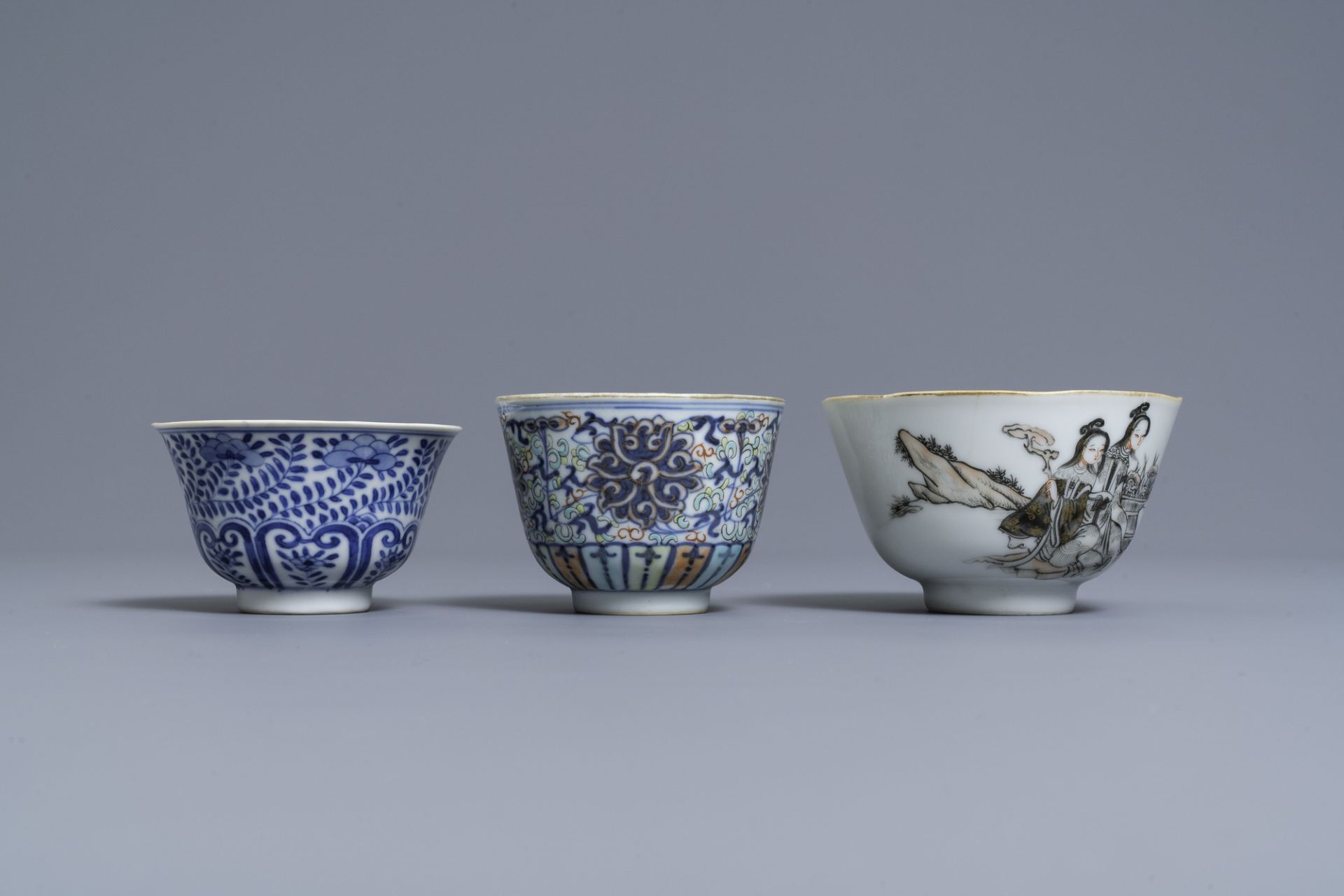 A varied collection of Chinese famille rose and blue and white wares, 19/20th C. - Image 17 of 21