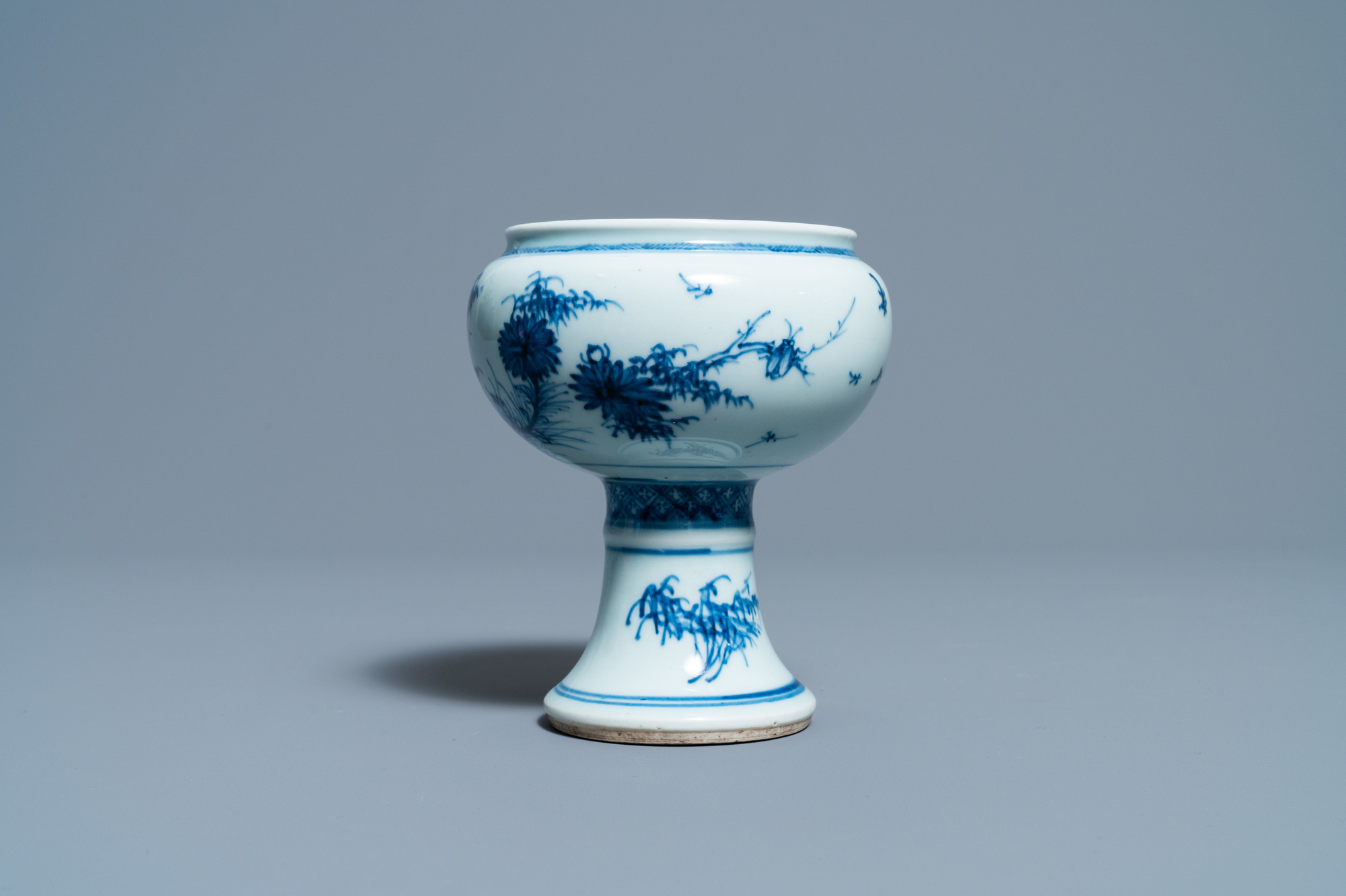 A Chinese blue and white stem cup with floral design, Kangxi/Yongzheng - Image 3 of 7