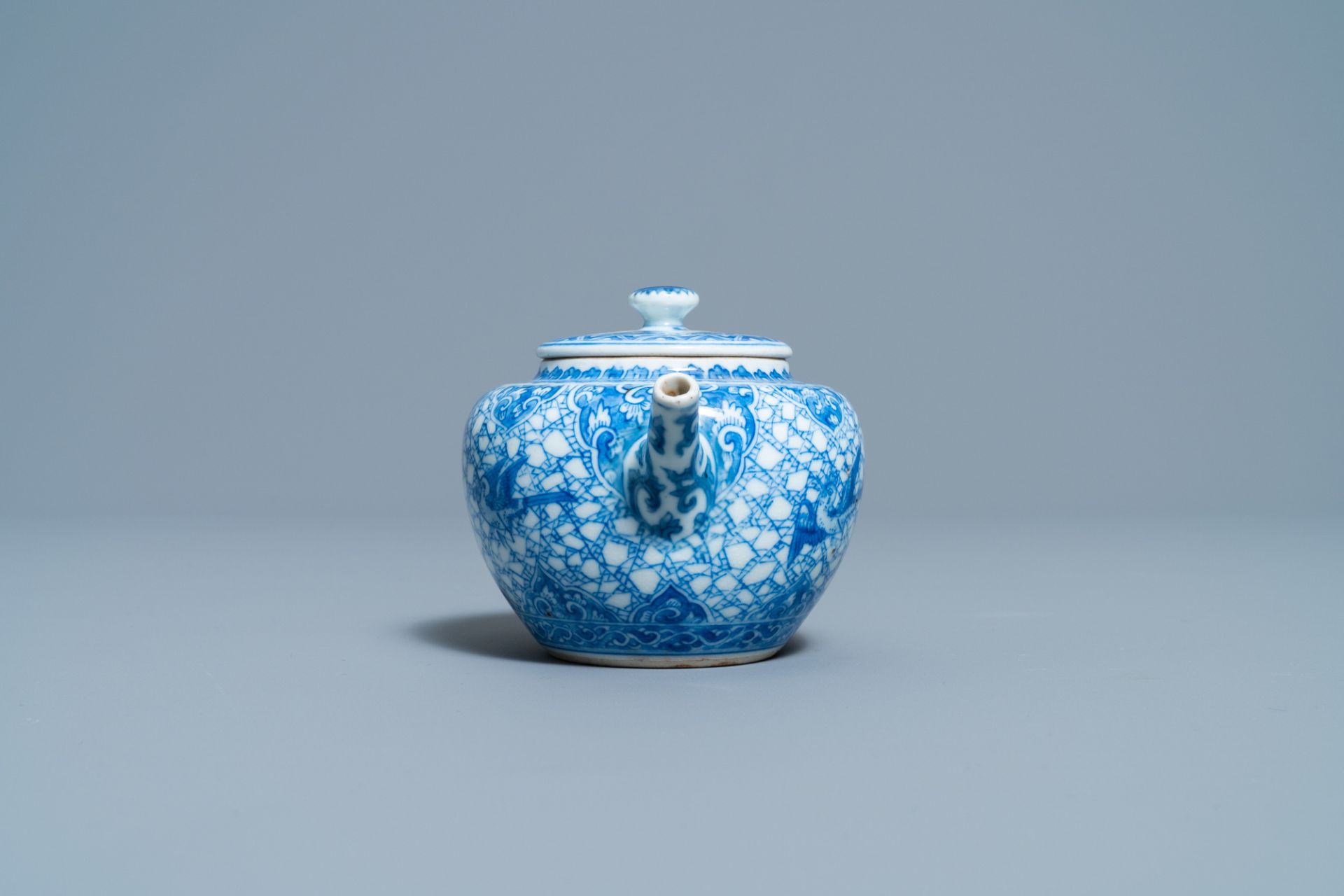 A Chinese blue and white teapot and cover, Kangxi - Image 5 of 7