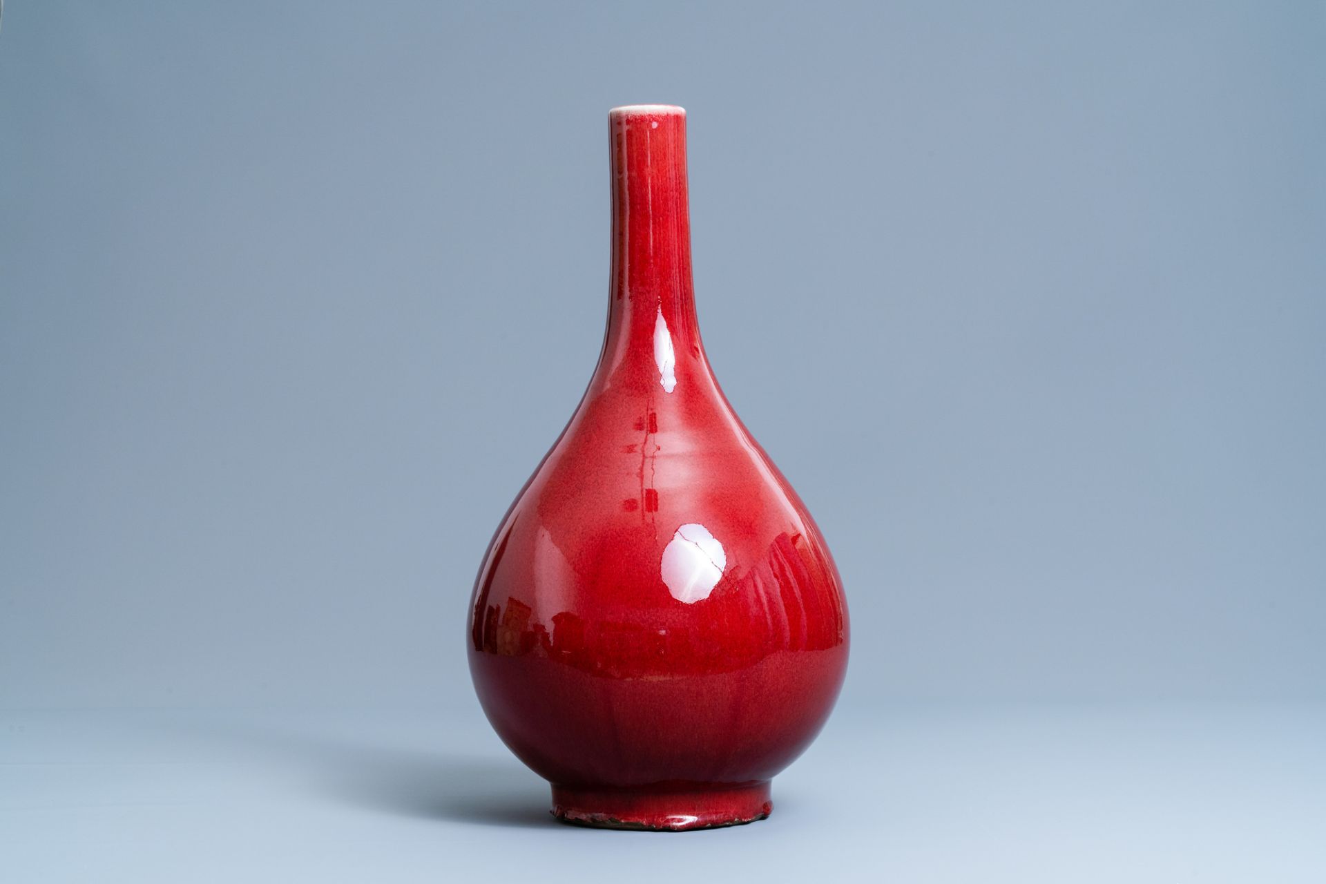 A Chinese monochrome sang de boeuf bottle vase, 19/20th C. - Image 2 of 6