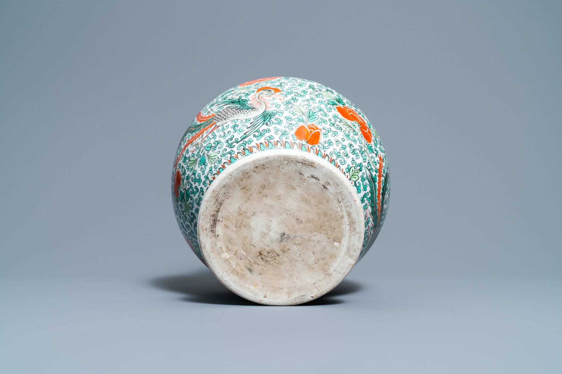 A Chinese 'wucai' phoenix vase, Chenghua mark, 19th C. - Image 6 of 6