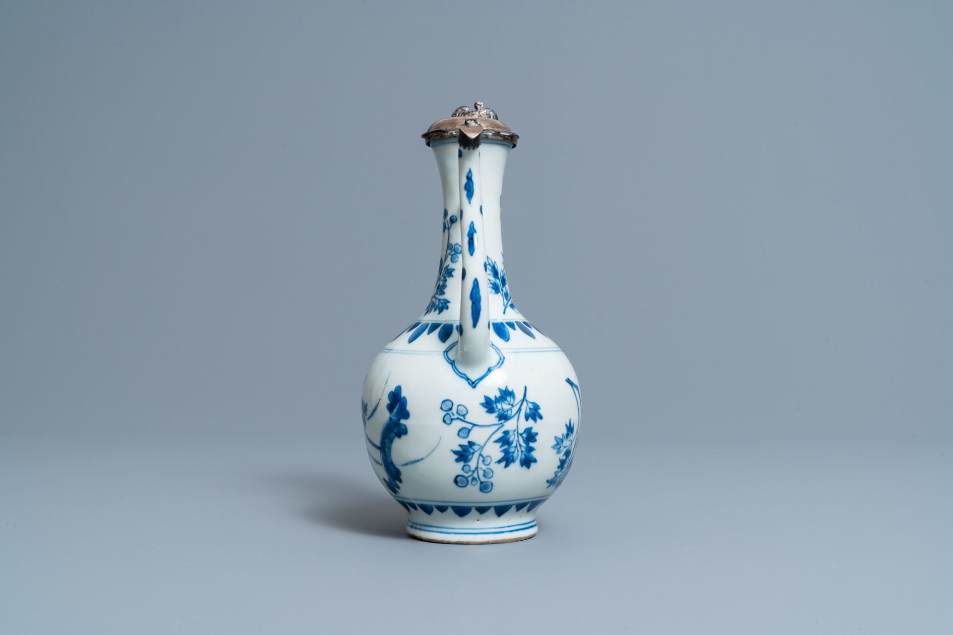 A Chinese blue and white silver-mounted ewer and cover, Transitional period - Bild 3 aus 10