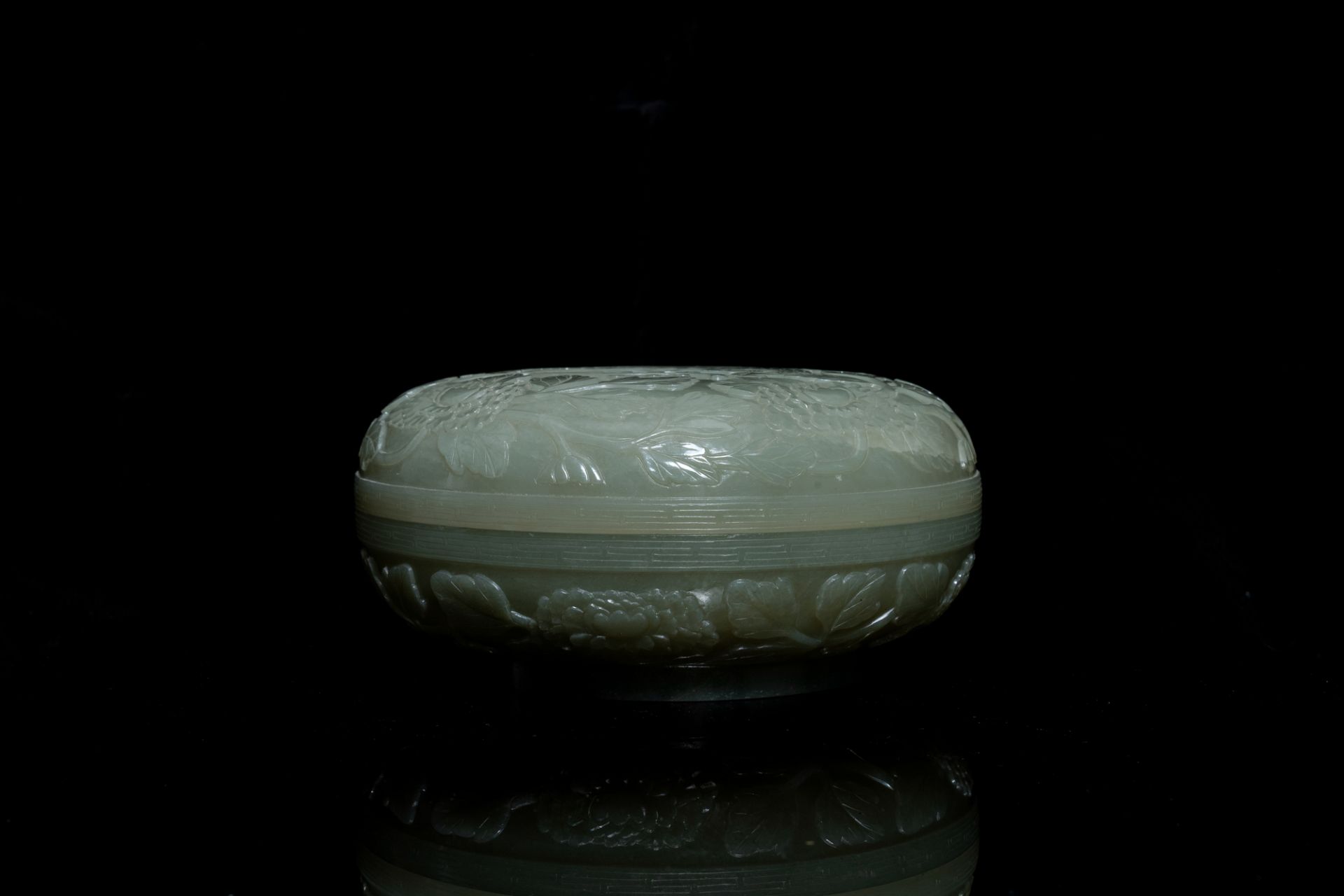 A Chinese pale celadon jade 'phoenix and peony' circular box and cover, 19th C. - Image 6 of 7