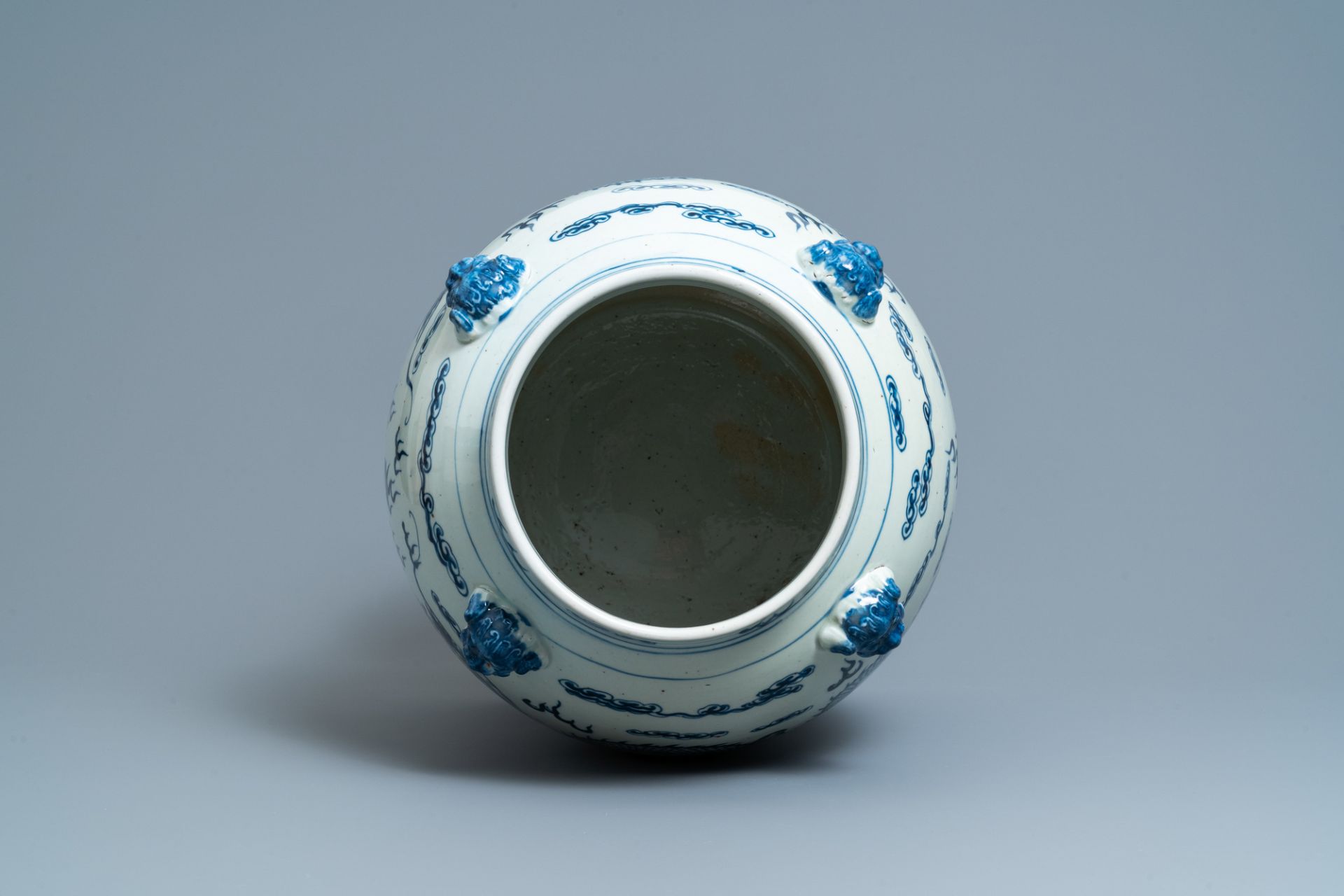 A Chinese blue and white 'dragon' vase, 19th C. - Image 5 of 6