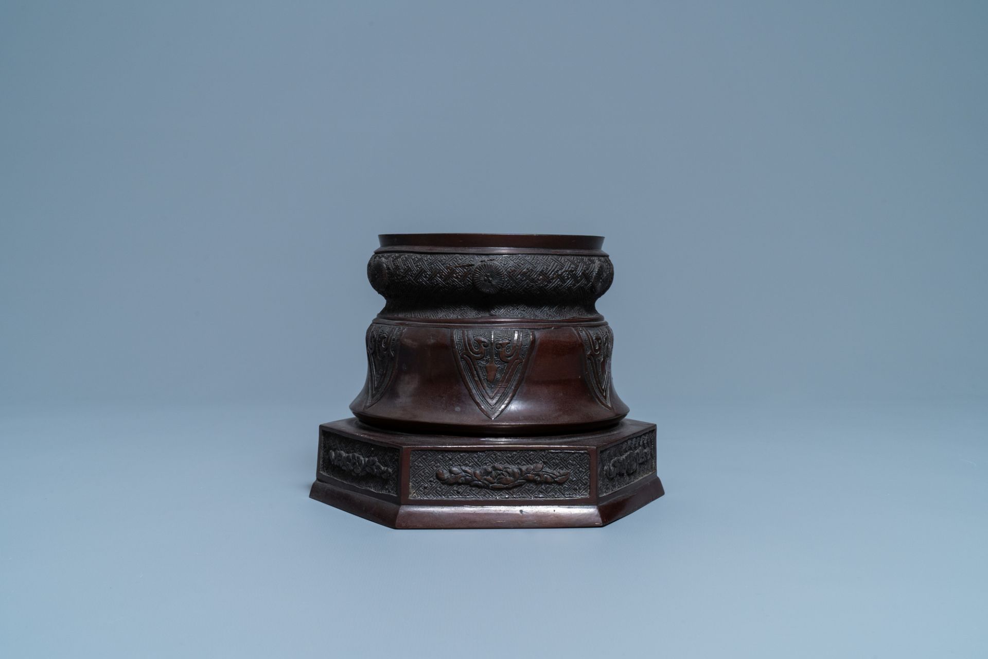 A fine Japanese bronze vase stand, Meiji, 19th C. - Image 5 of 7