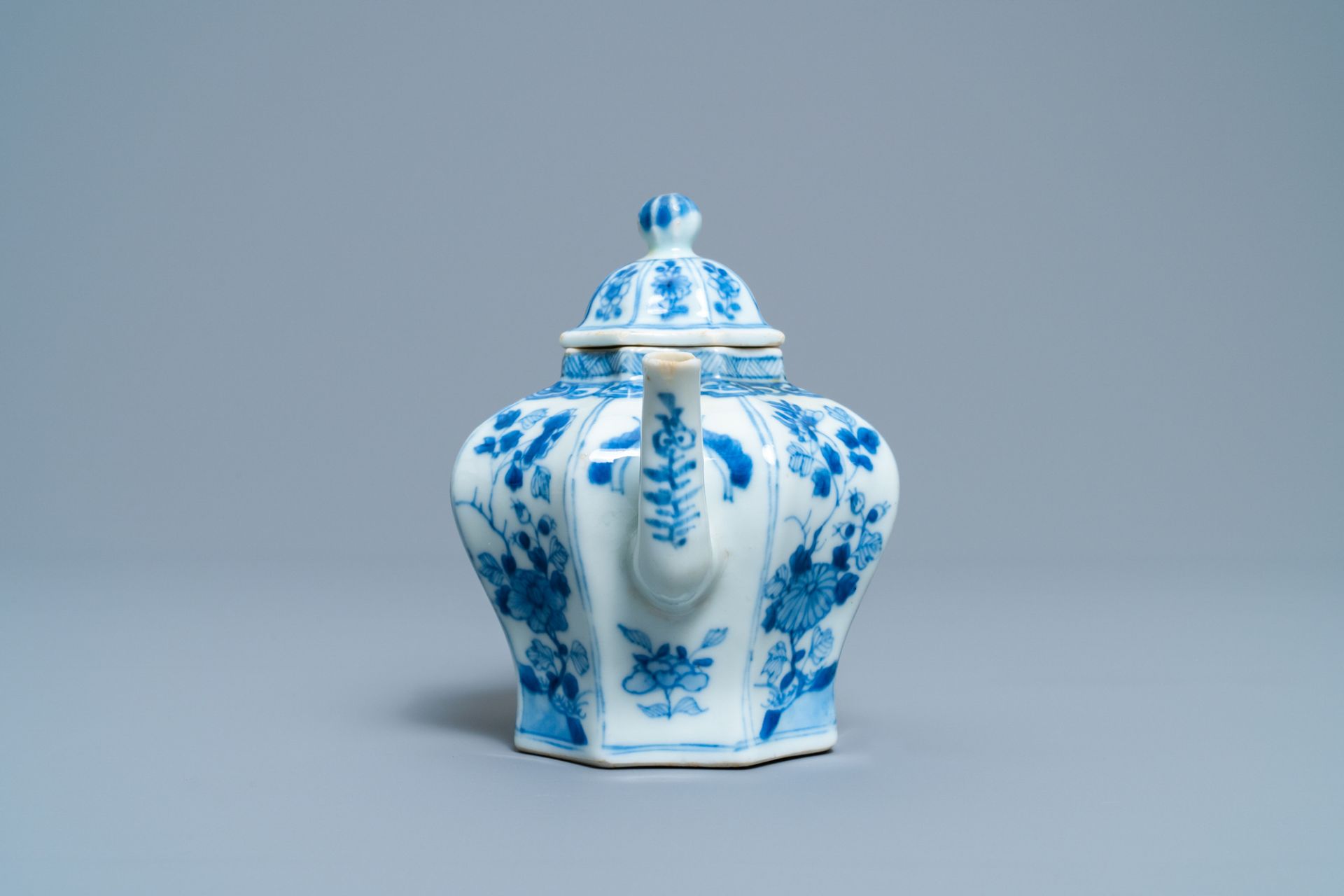 A Chinese blue and white teapot and cover, Kangxi - Image 5 of 15