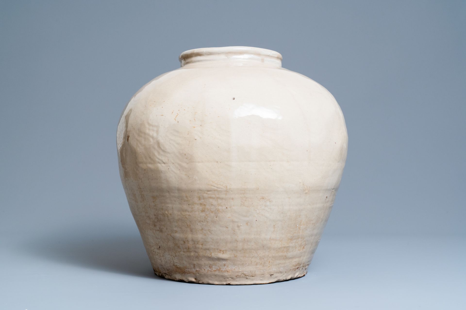 A large Chinese monochrome cream-glazed bulbous vase, 18/19th C. - Image 3 of 6