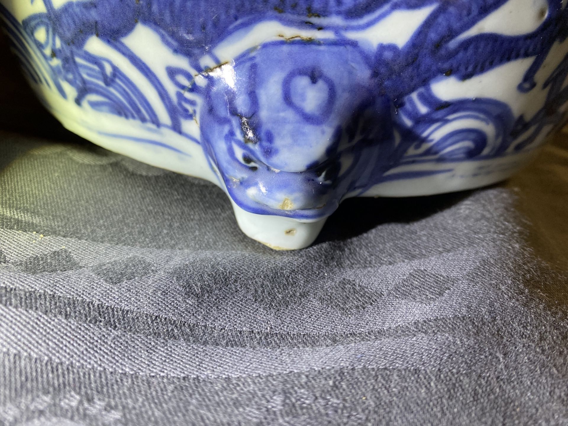 A Chinese blue and white 'dragon' tripod censer, Ming - Image 15 of 20