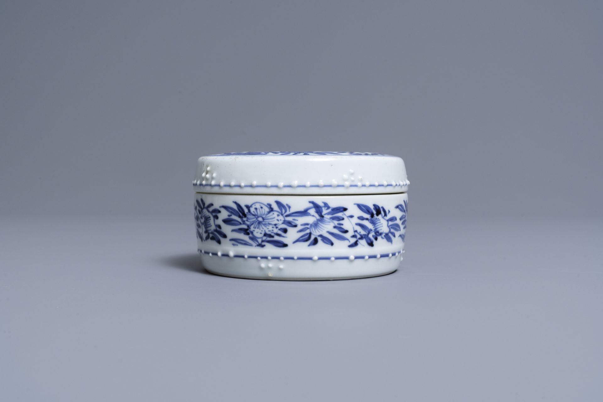 A round Chinese blue and white box and cover, Kangxi - Image 3 of 7