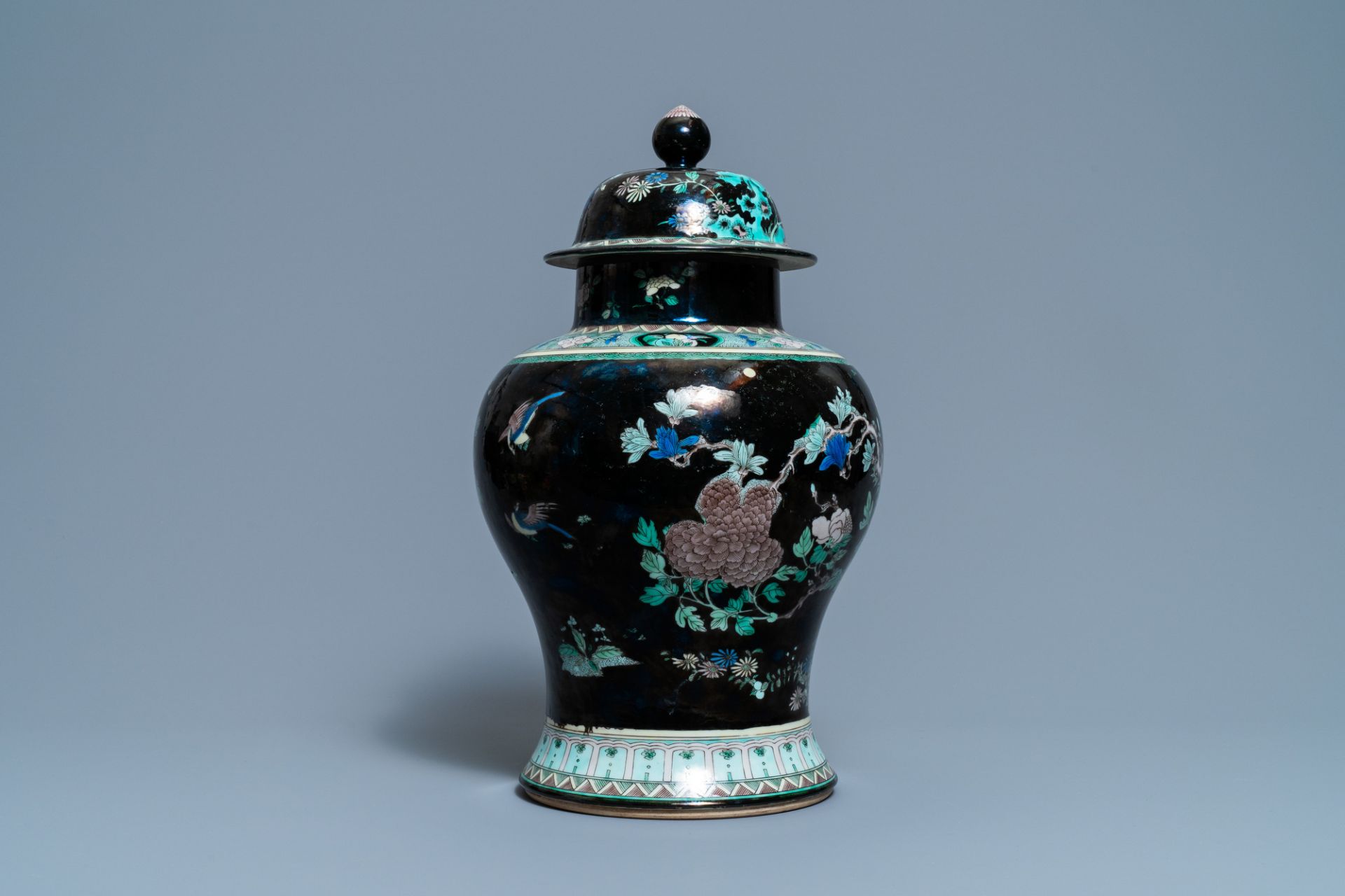 A Chinese famille noire vase and cover, 19th C. - Image 4 of 6