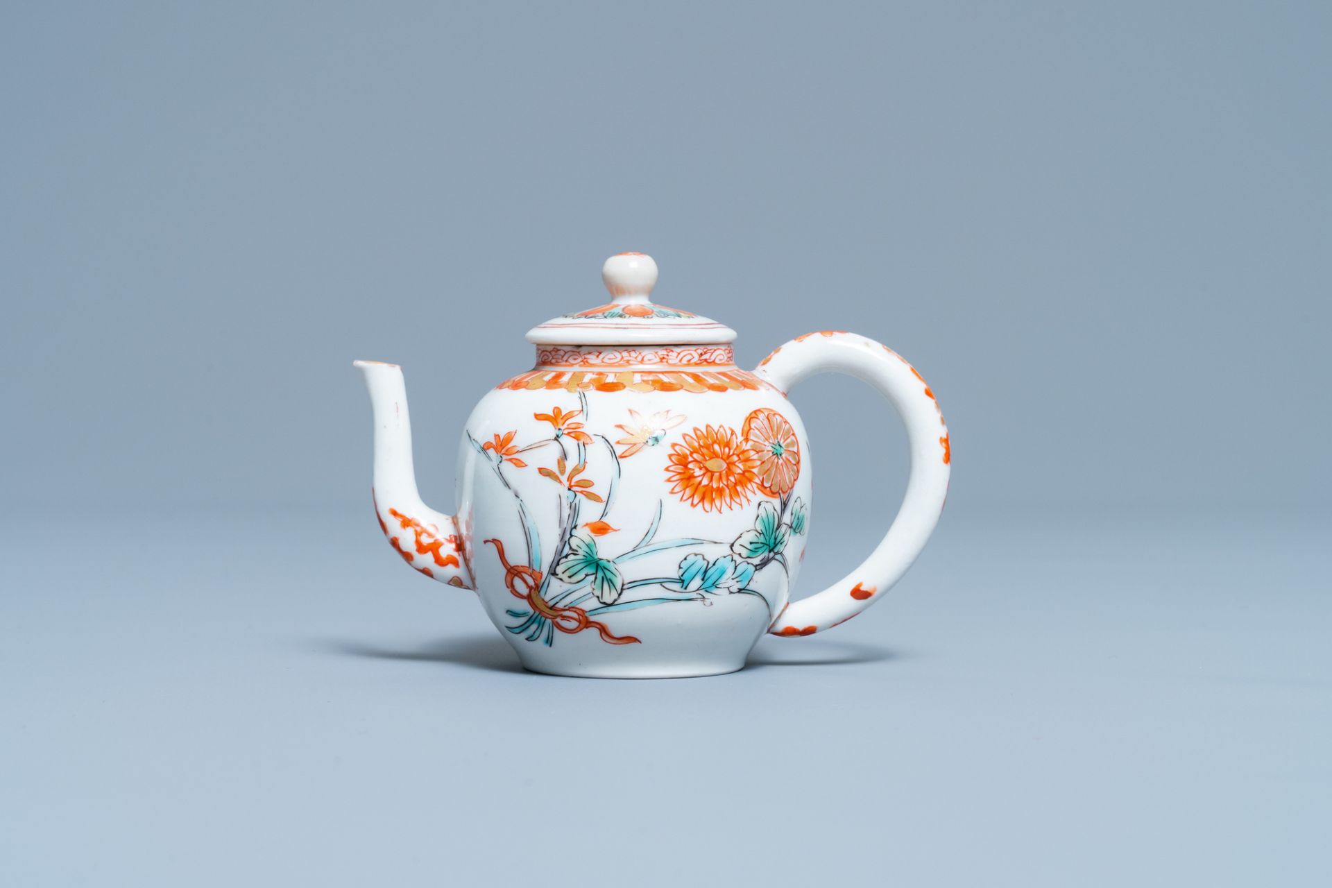 A Japanese Arita teapot and cover, Edo, 18th C. - Image 2 of 7