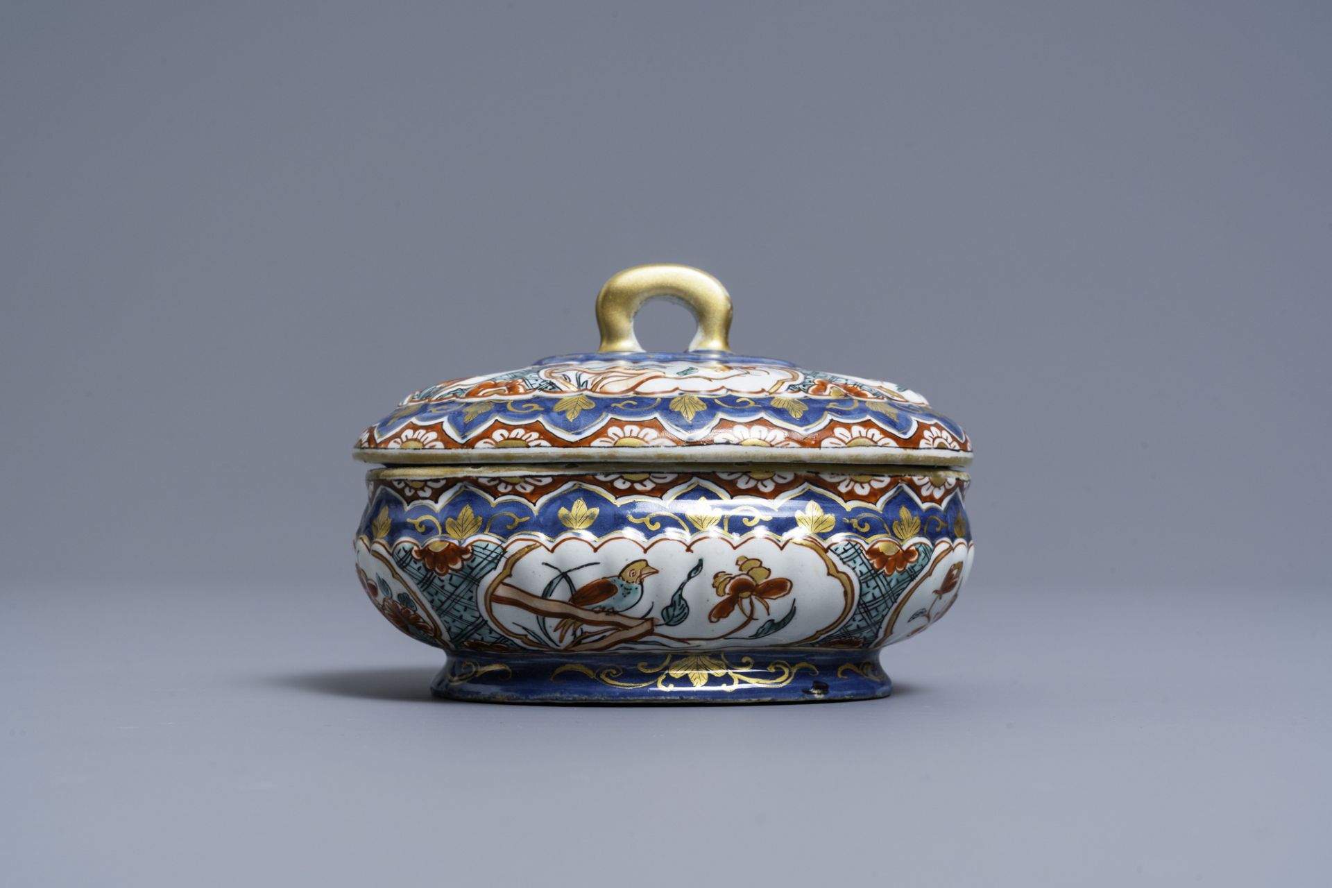 A polychrome and gilded Dutch Delft spice box and cover, early 18th C. - Bild 4 aus 7