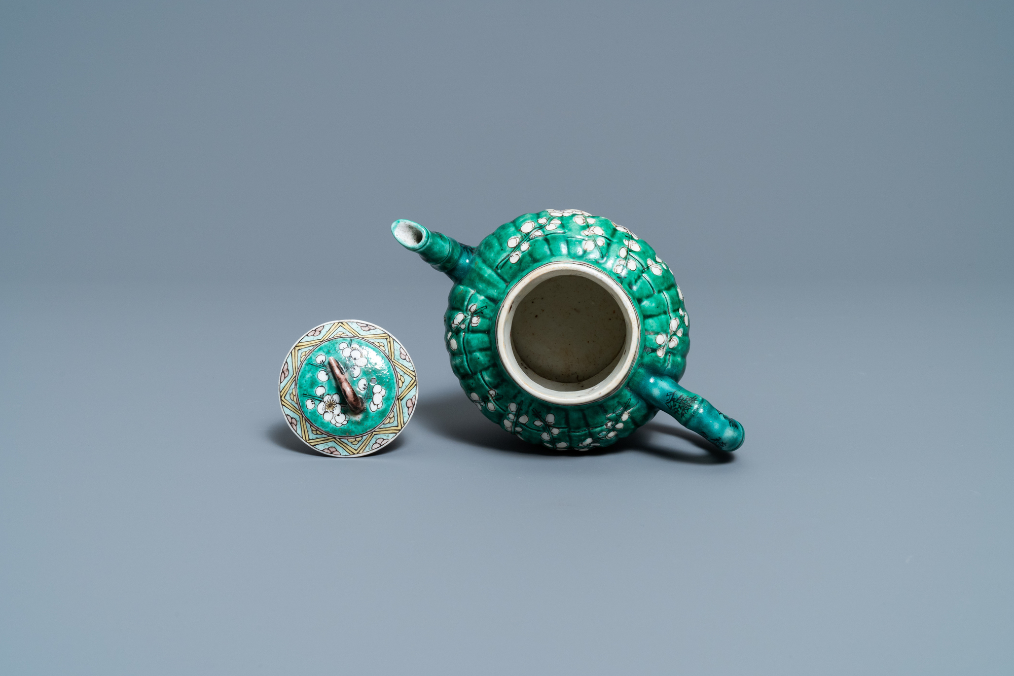 A Chinese verte biscuit teapot and cover, Kangxi - Image 6 of 7