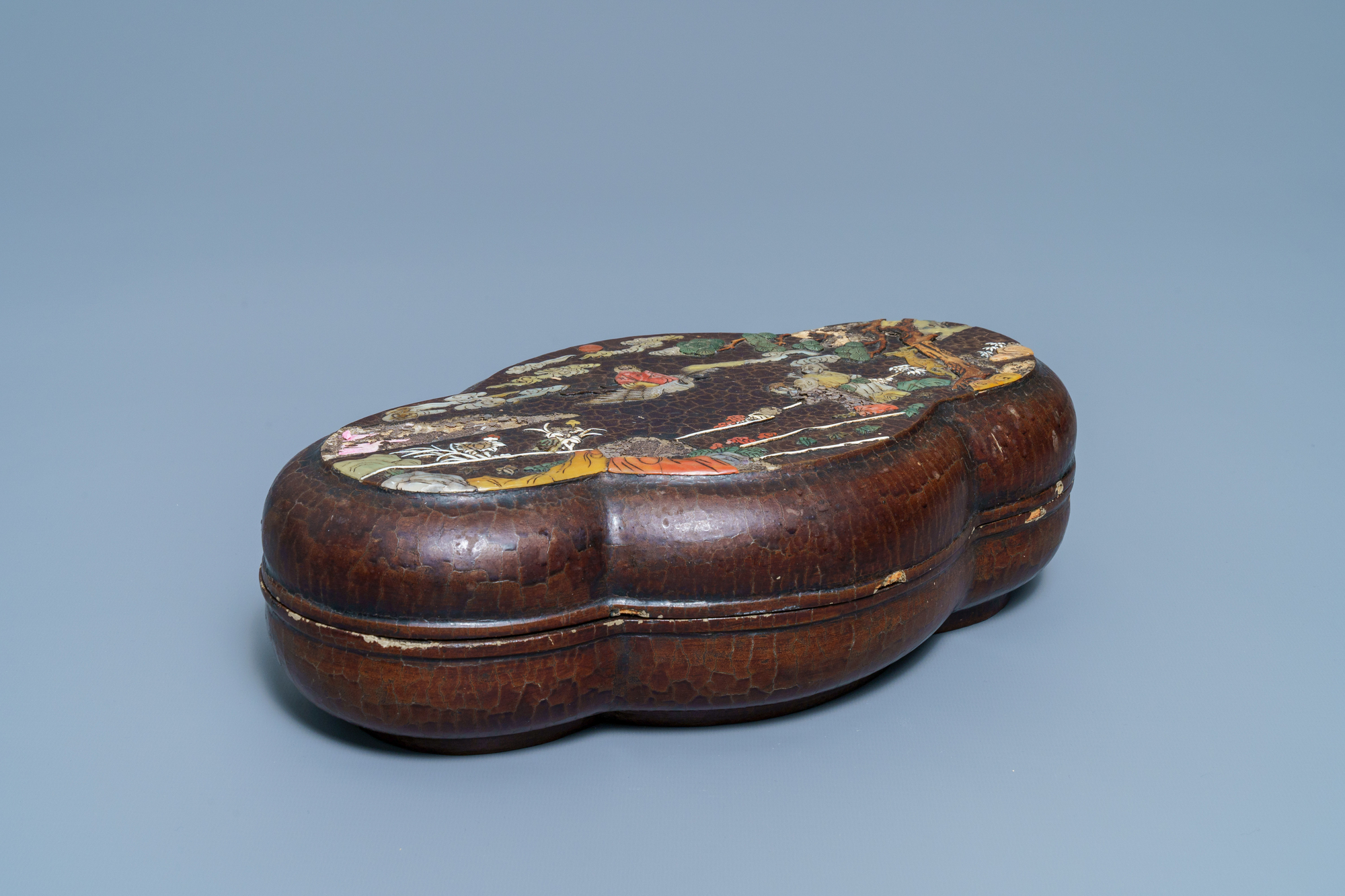 A Chinese mother-of-pearl and soapstone-inlaid lacquered box and cover, Qianlong mark, 18/19th C. - Image 3 of 10