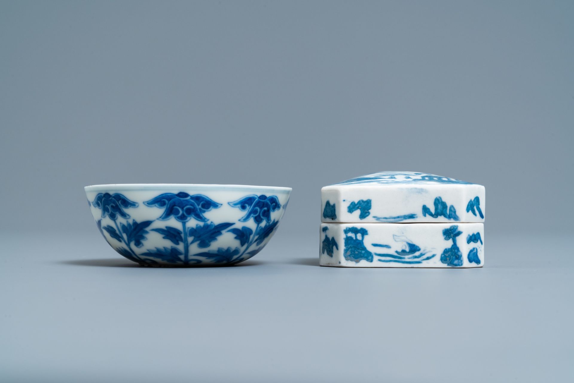 A Chinese blue and white plate, a bowl and a box and cover, Qianlong and Guangxu mark, 19/20th C. - Image 4 of 9