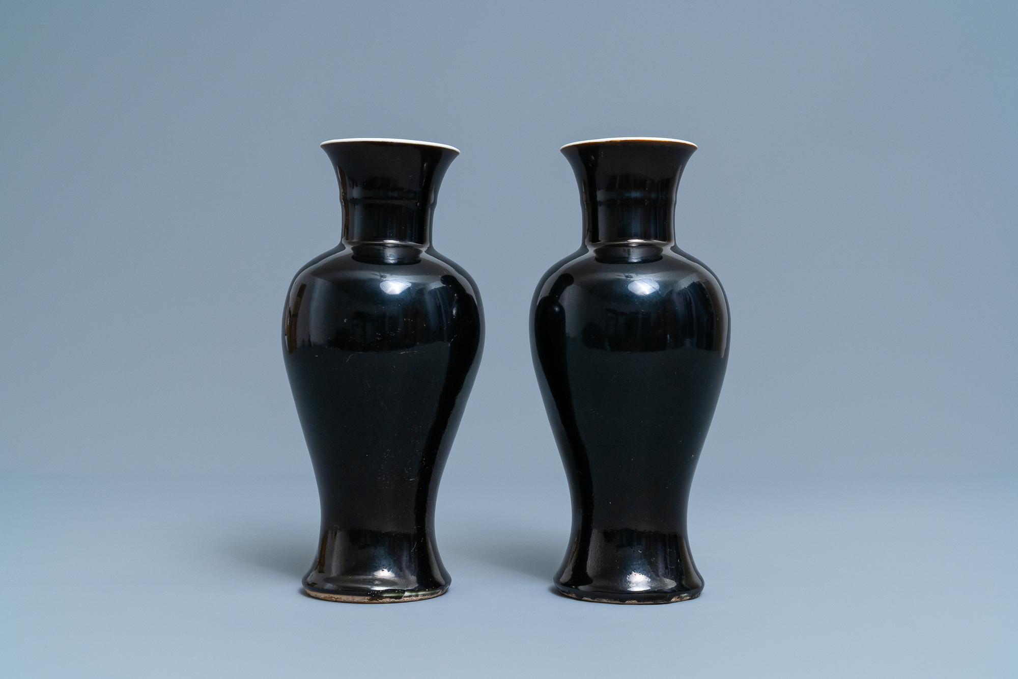 A pair of Chinese monochrome mirror black vases, 19th C. - Image 3 of 10