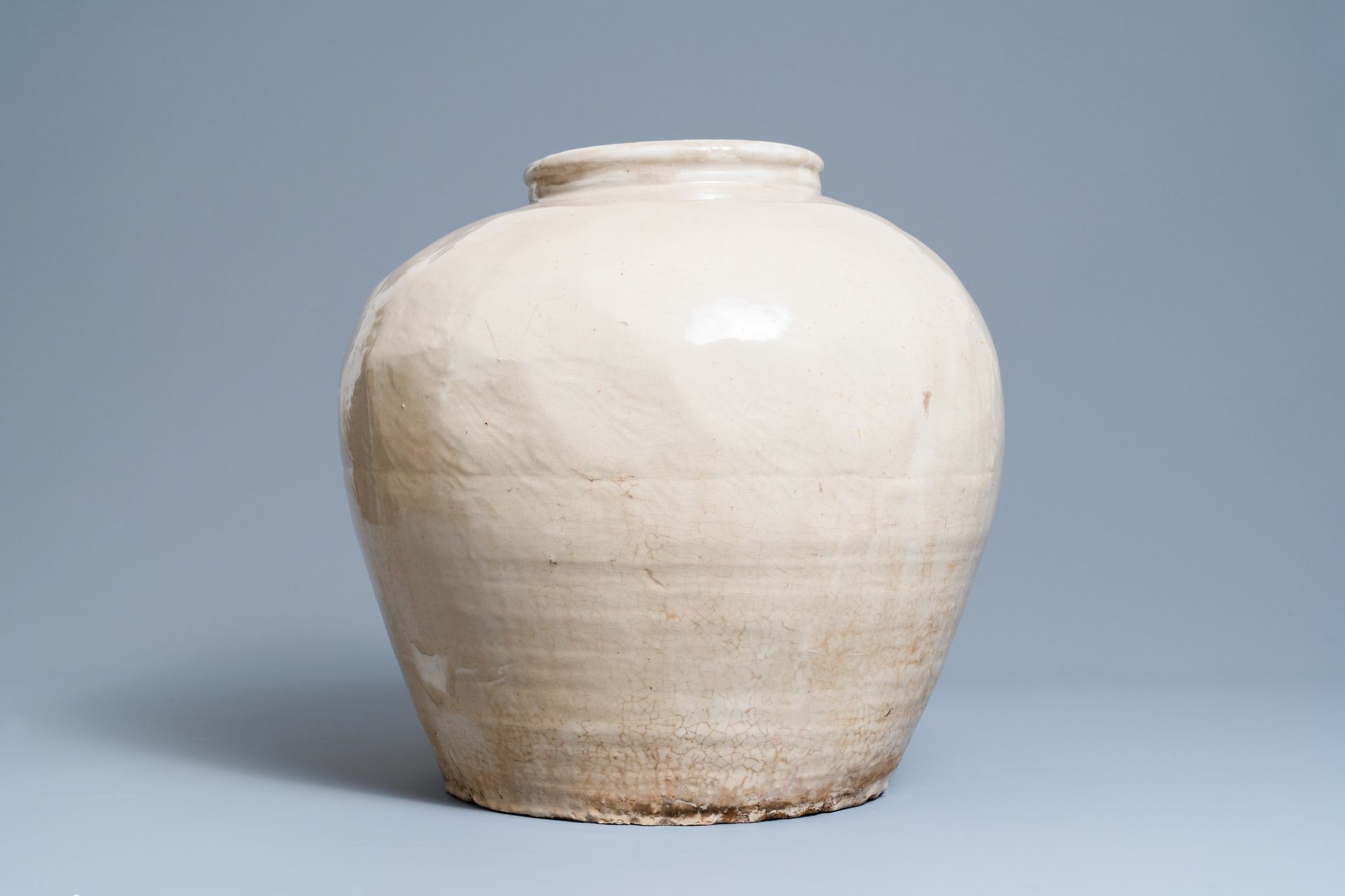 A large Chinese monochrome cream-glazed bulbous vase, 18/19th C. - Image 4 of 6