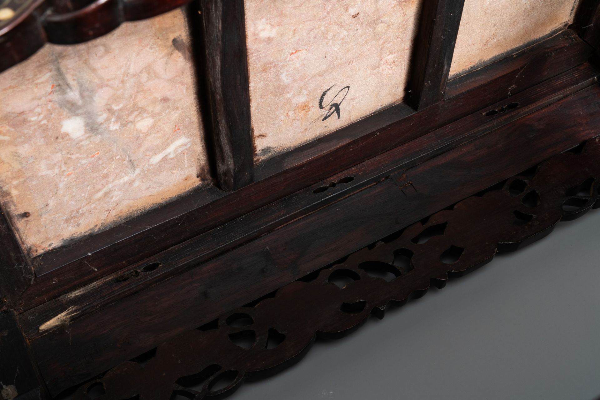 A Chinese mother-of-pearl-inlaid wooden sideboard with marble top, 19th C. - Bild 8 aus 10