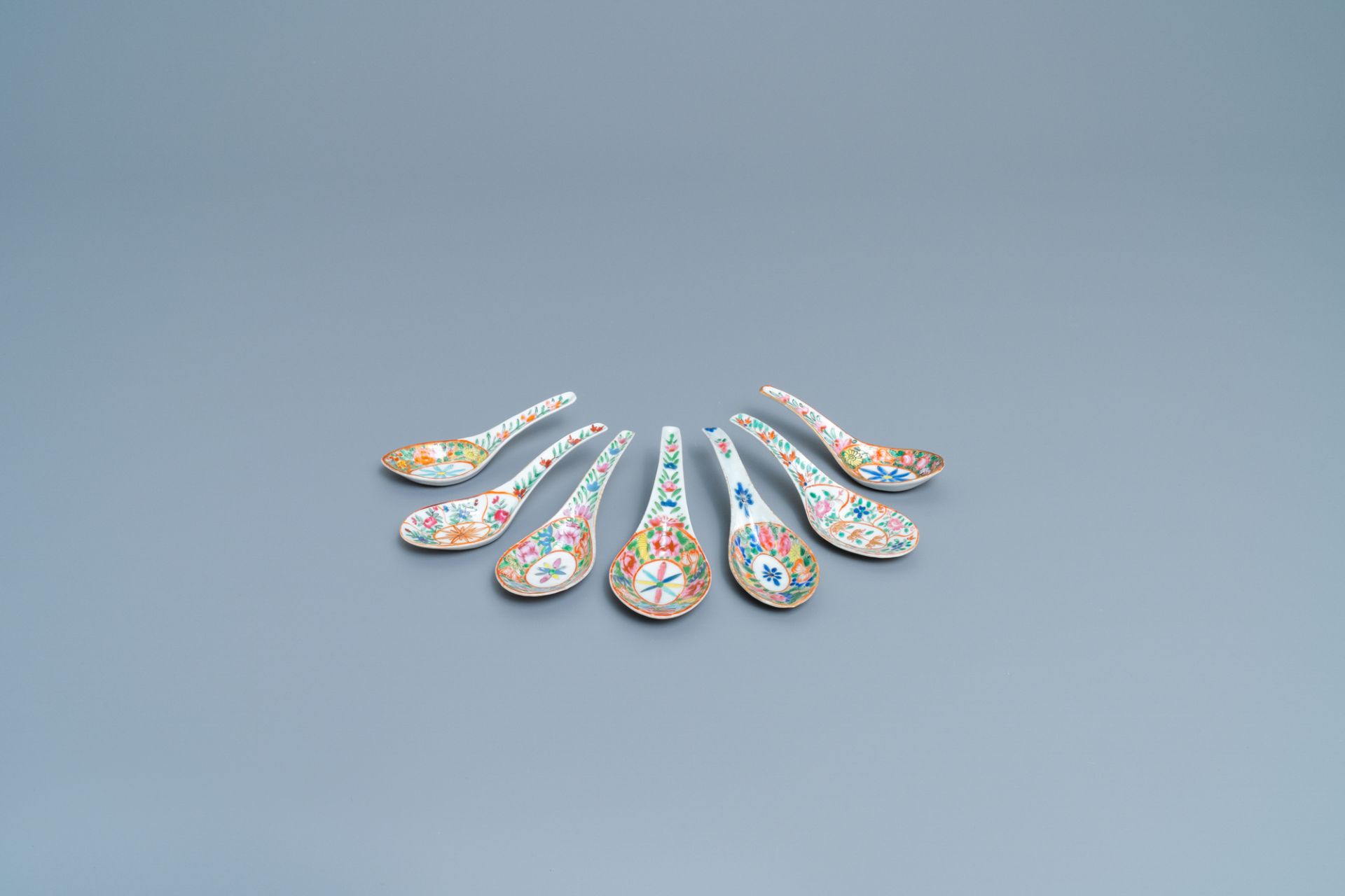 Fifteen Chinese Canton famille rose and millefleurs spoons, 19/20th C. - Bild 3 aus 7