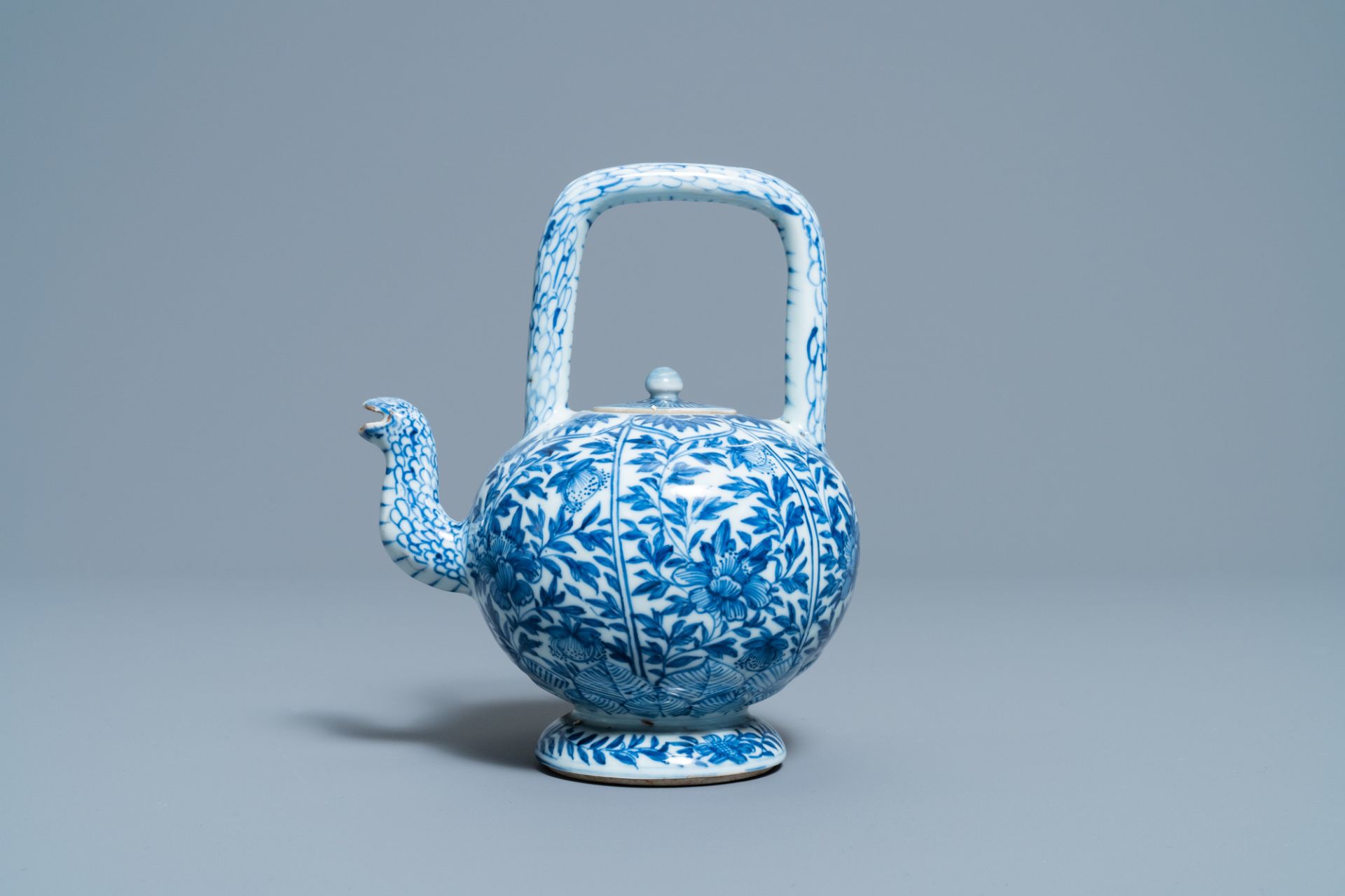 A Chinese blue and white teapot and cover, Kangxi - Image 2 of 7