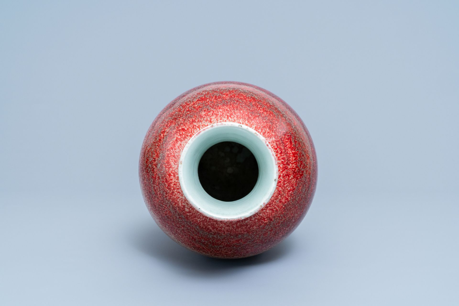 A Chinese monochrome peachbloom-glazed vase, 18/19th C. - Image 6 of 19