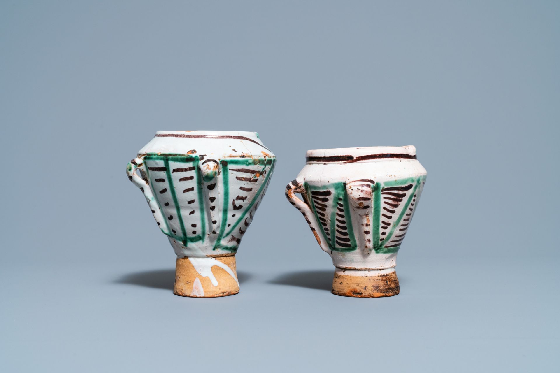 A pair of polychrome Spanish pottery mortars, 16/17th C. - Bild 3 aus 7