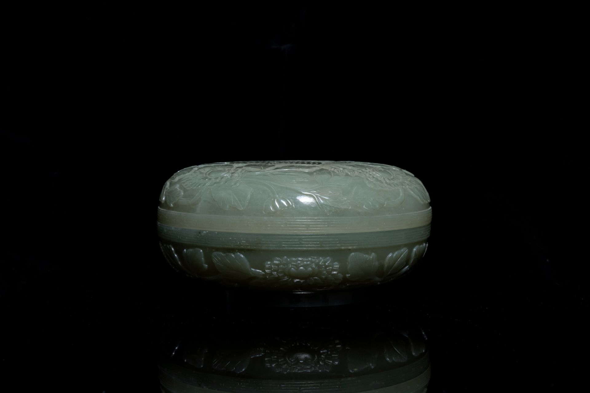 A Chinese pale celadon jade 'phoenix and peony' circular box and cover, 19th C. - Image 5 of 7